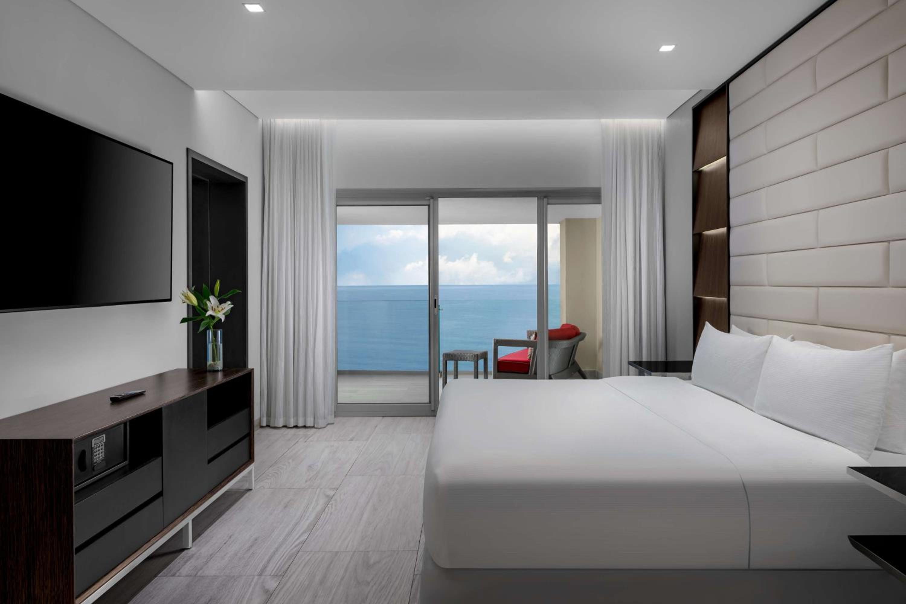 Oceanfront Master King Suite