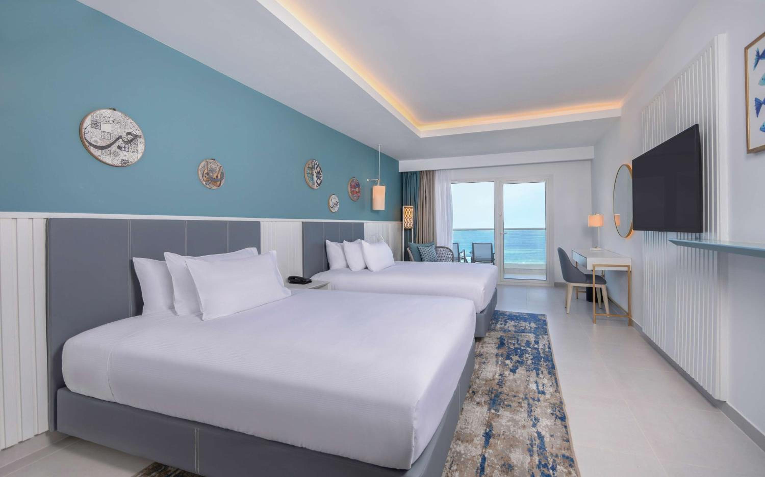 One-Bedroom Queen Suite with Two Queen Beds - Front Sea View - Photo 4