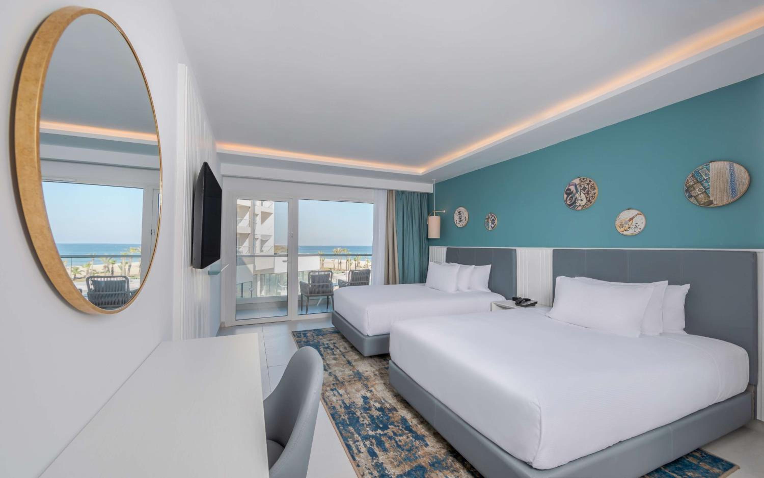 One-Bedroom Queen Suite with Two Queen Beds and Partial Sea View - Photo 5