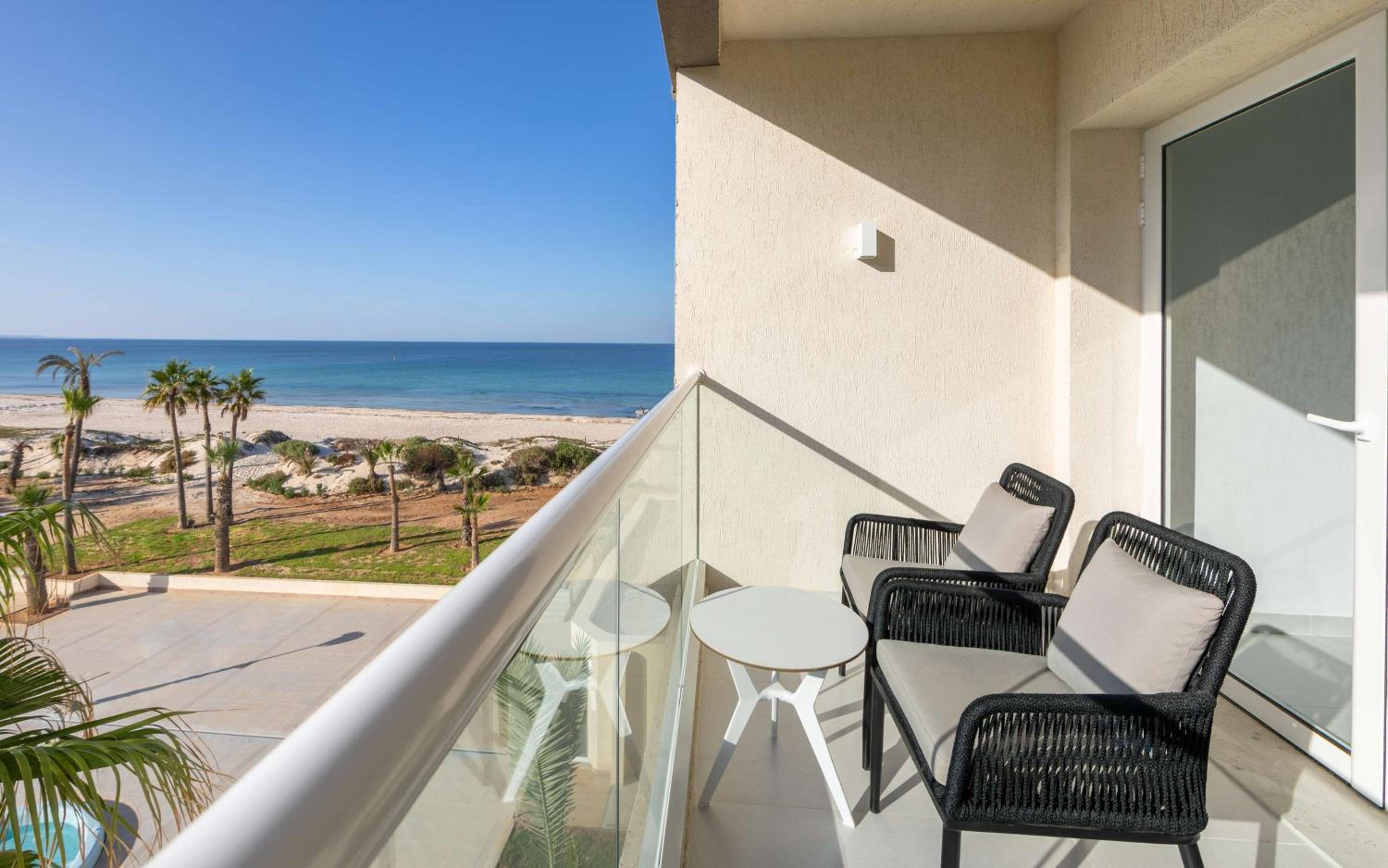Deluxe Double Room with Two Double Beds - Partial Sea View - Photo 4