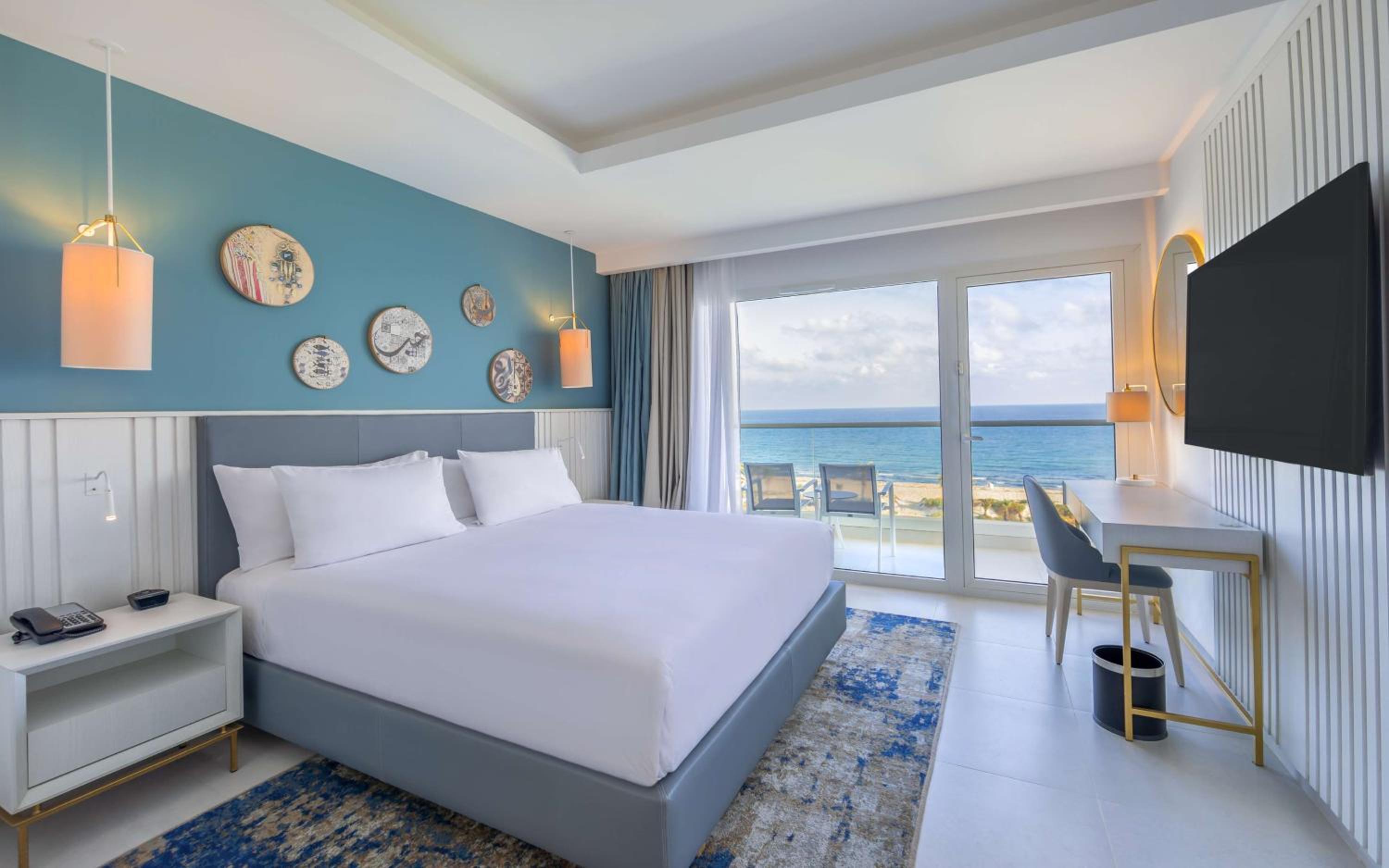 One-Bedroom King Suite with Front Sea View - Photo 6