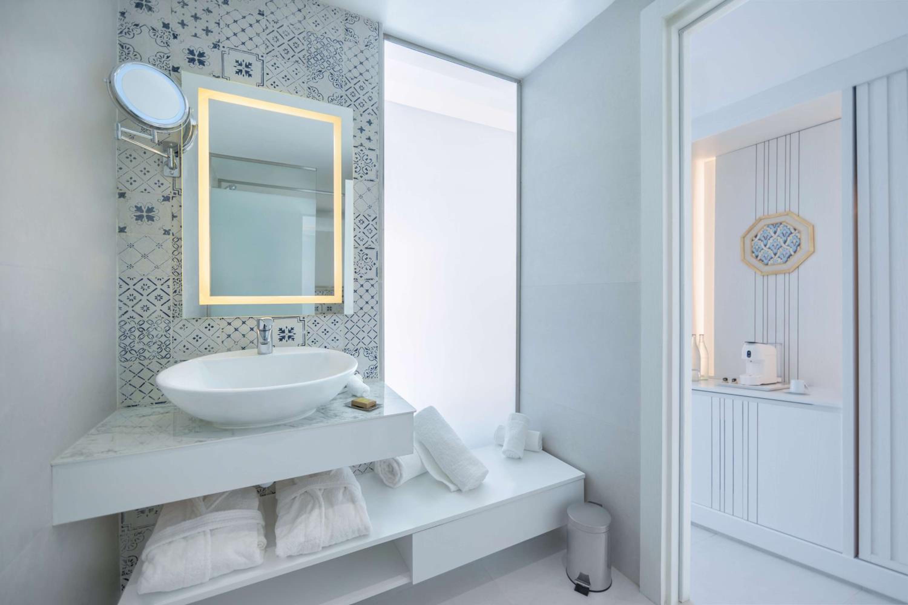 One-Bedroom Suite with Two Queen Beds - Photo 9