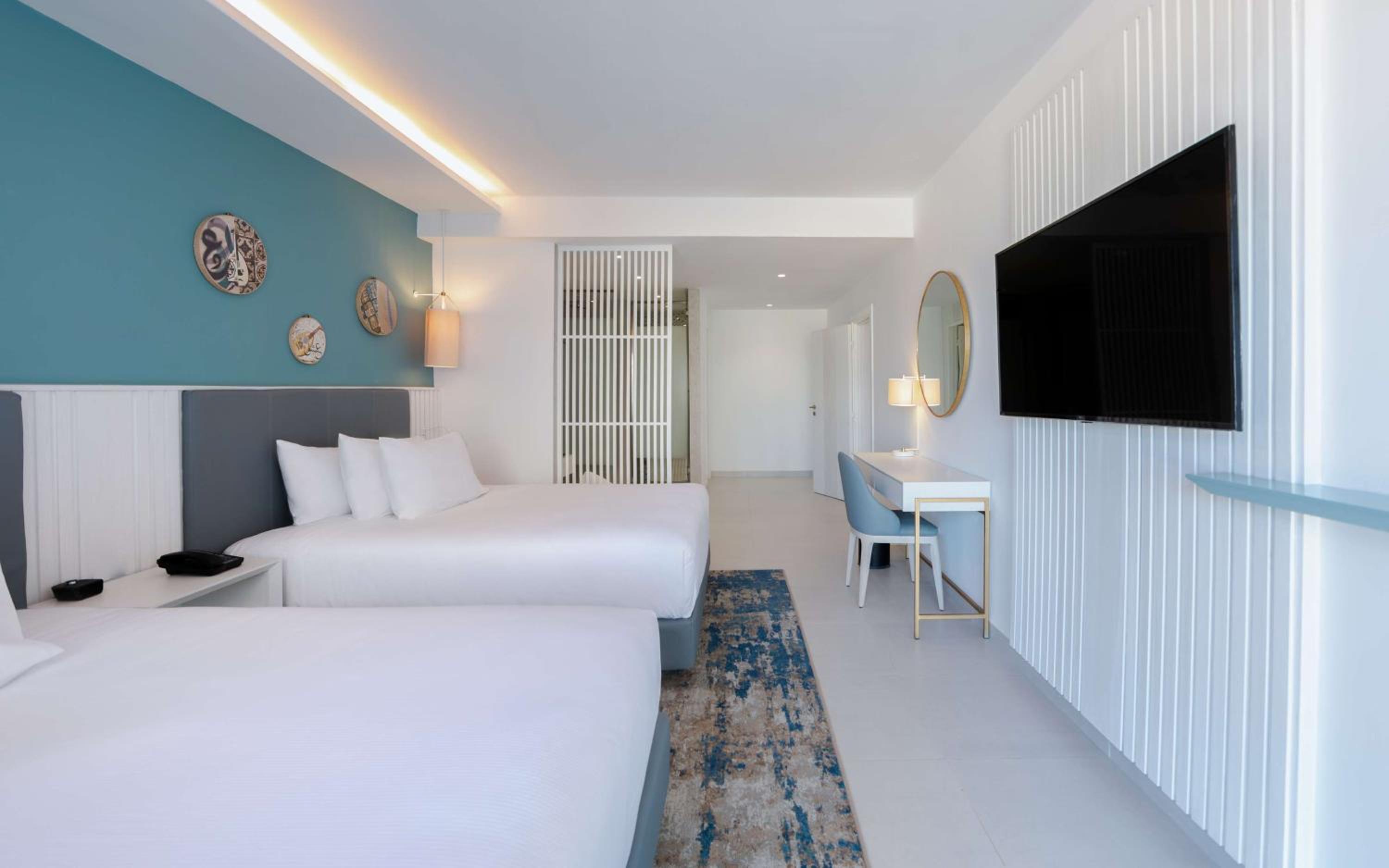 One-Bedroom Queen Suite with Two Queen Beds and Partial Sea View - Photo 7