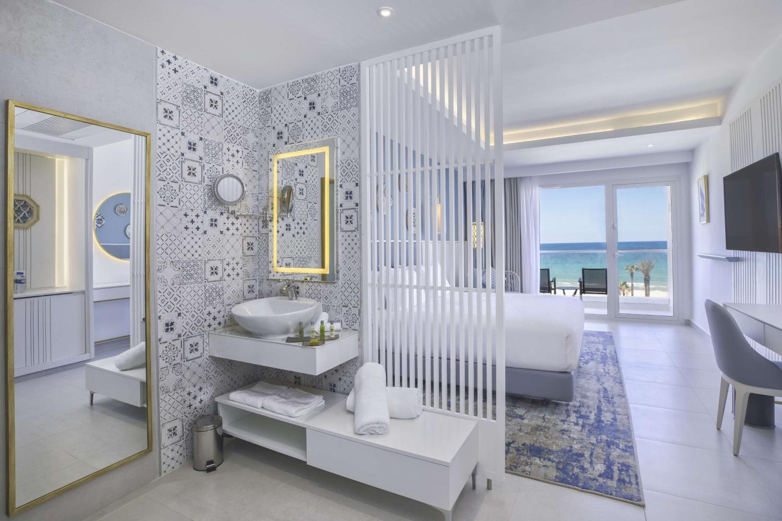 Deluxe King Room with Partial Sea View - Photo 5