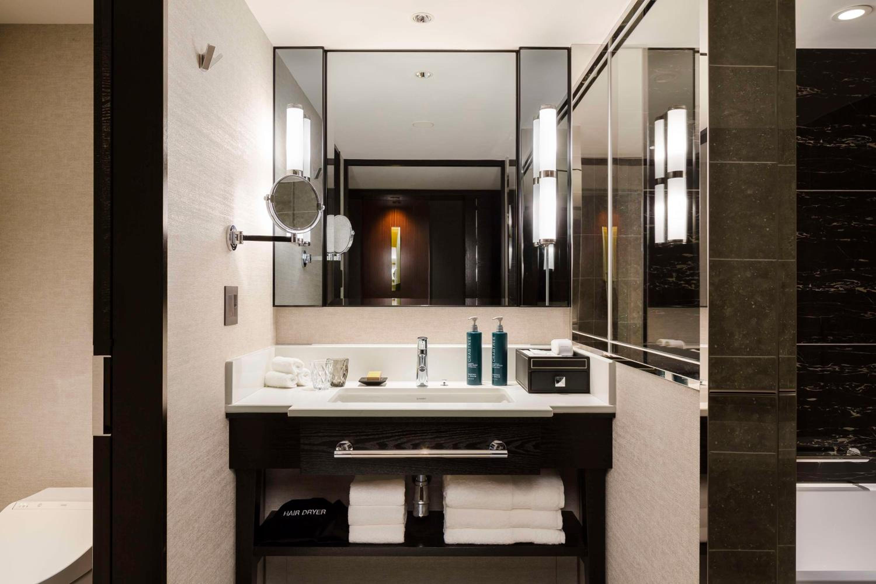 Premium King Room - Photo 2