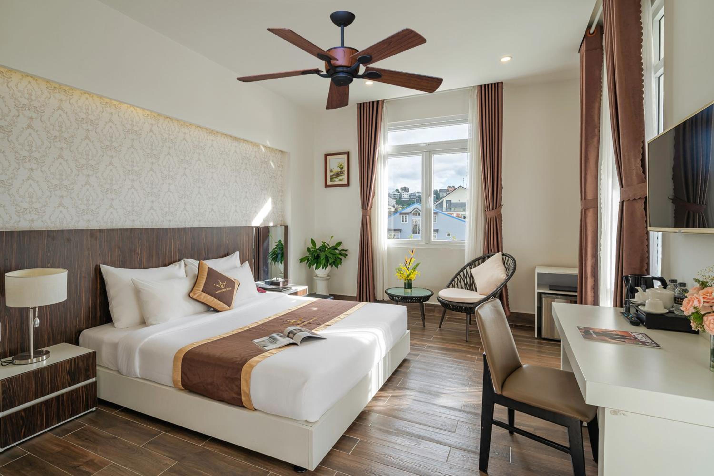 Suite - Photo 1
