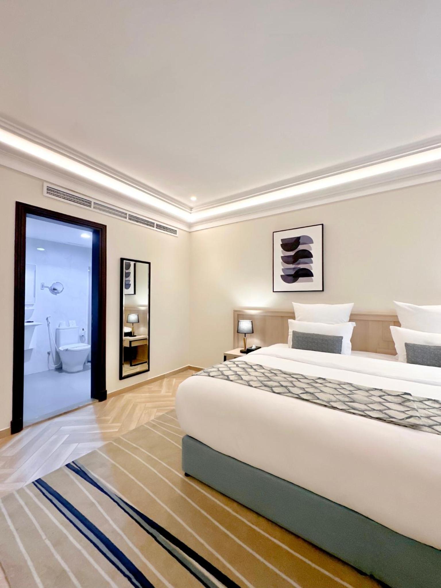 Superior King Room thumbnail 5