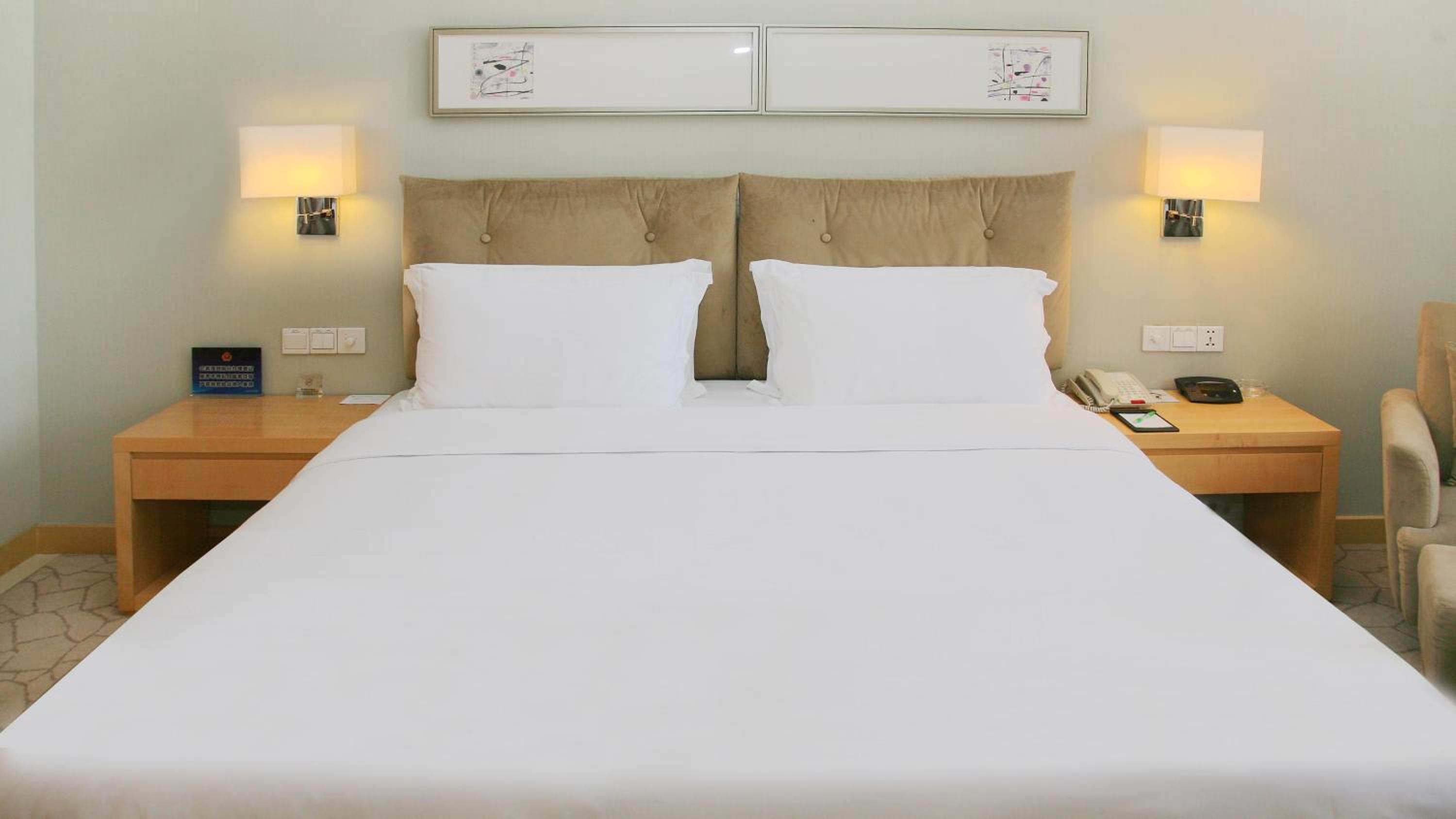 Standard King Room - Accessible - Photo 4