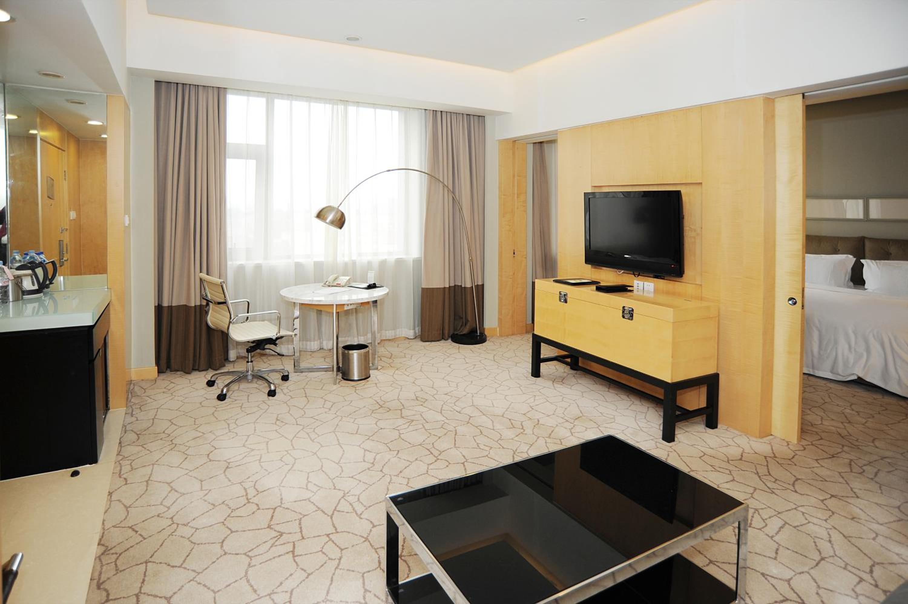 One-Bedroom Suite Lounge Access - Photo 2