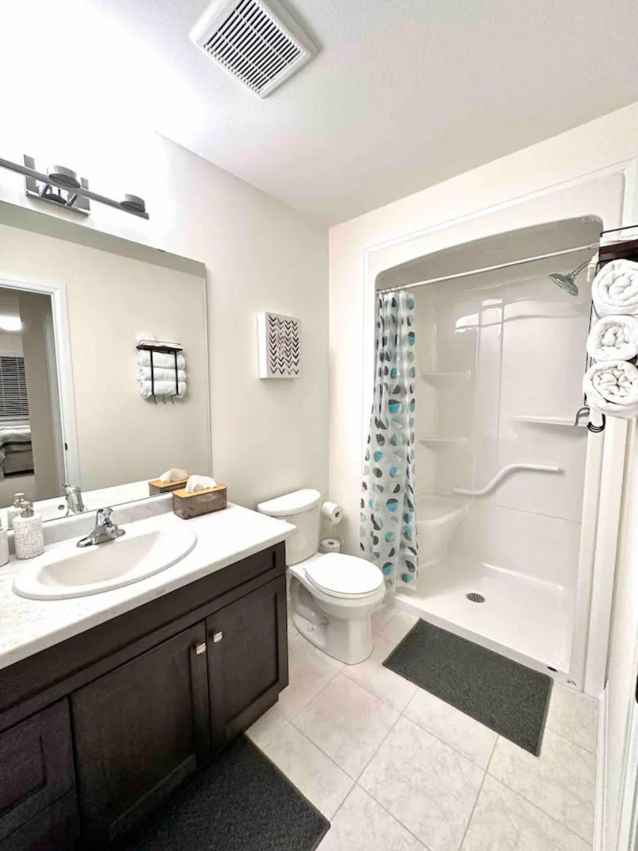 Six-Bedroom House photo 2