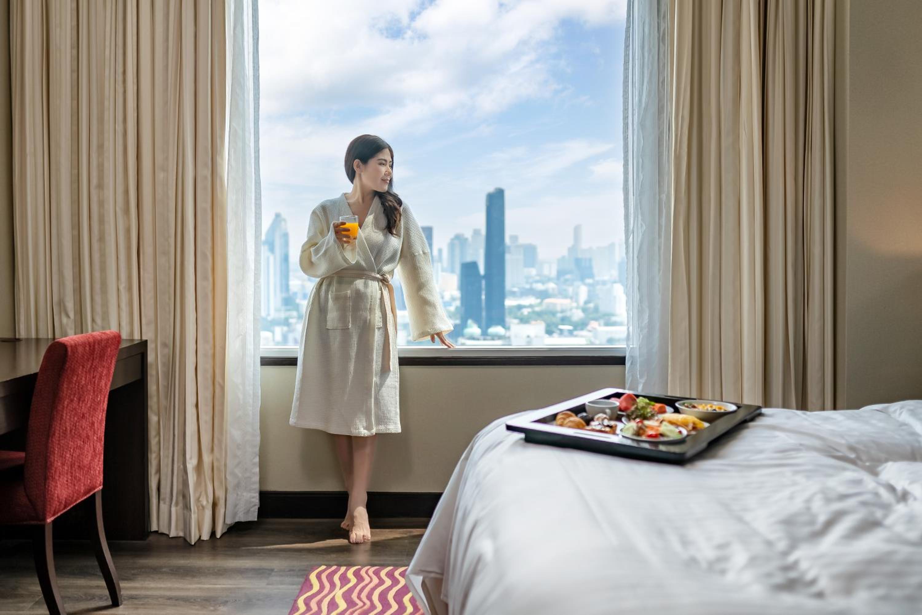 One-Bedroom Suite with Skyline View, with Bathtub