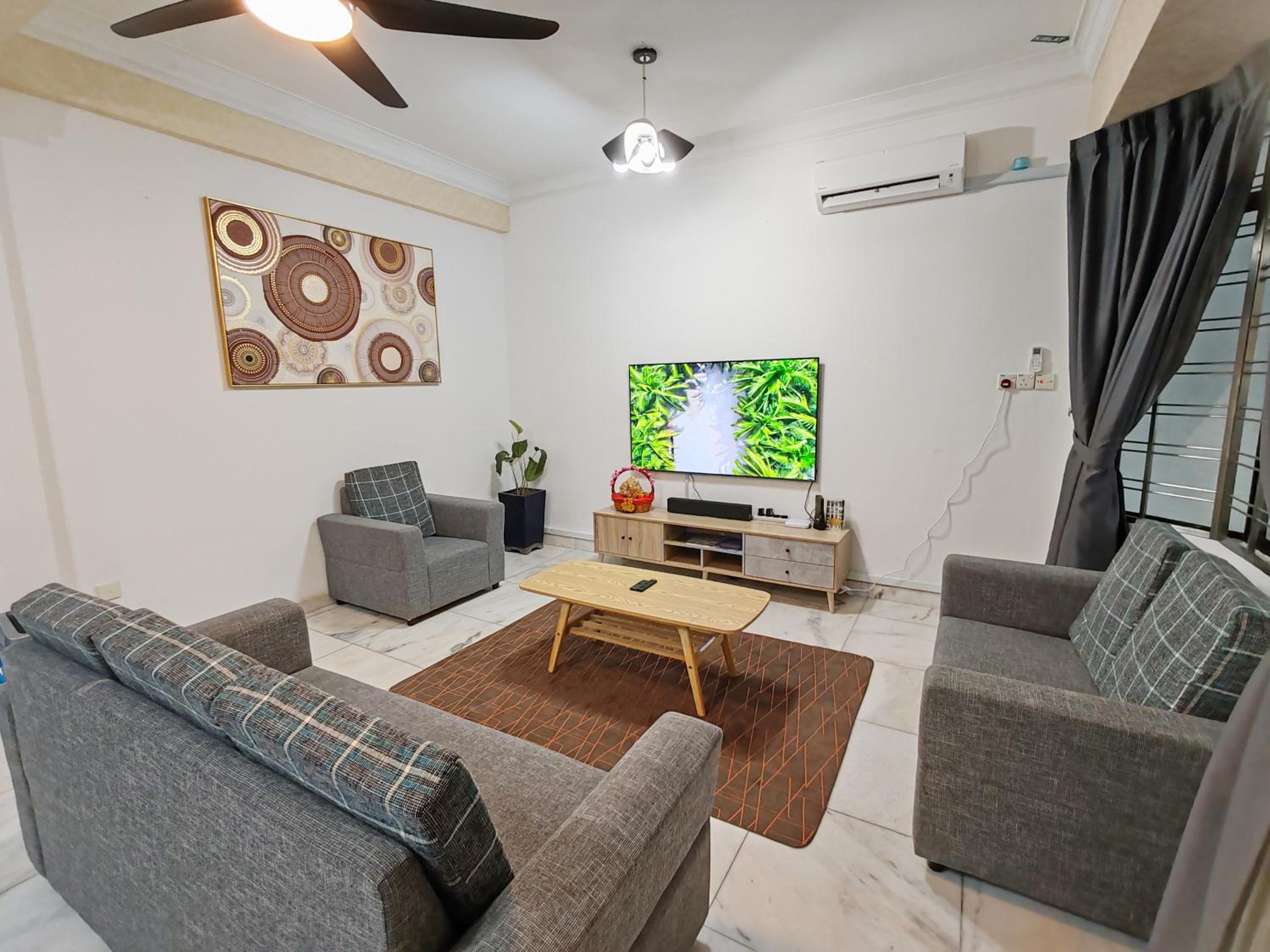 Five-Bedroom House photo 2