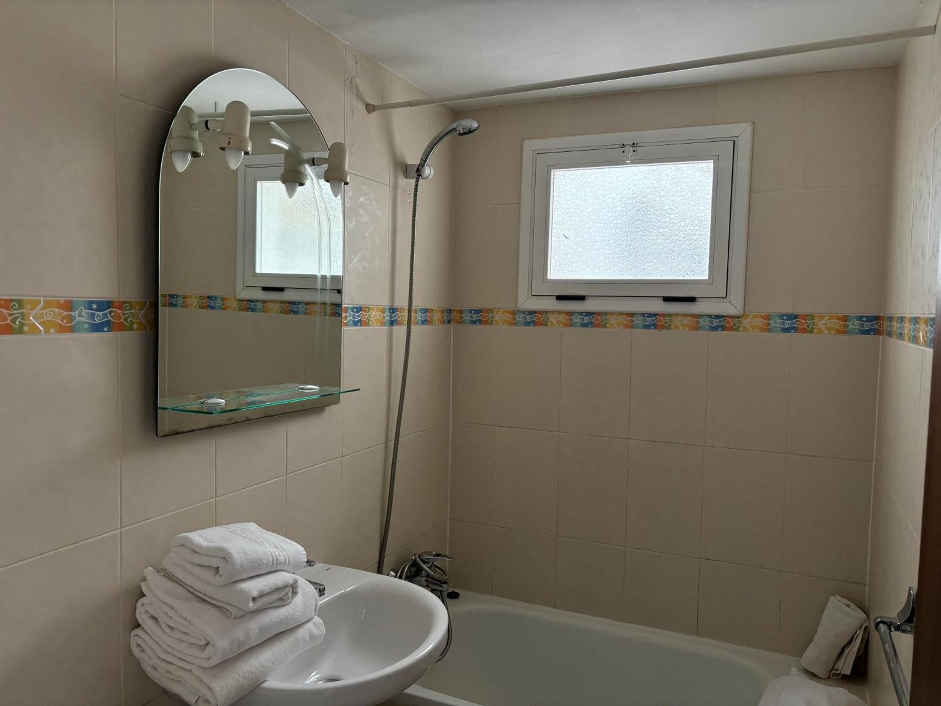 Two-Bedroom Apartment (4-6 Adults) photo 2