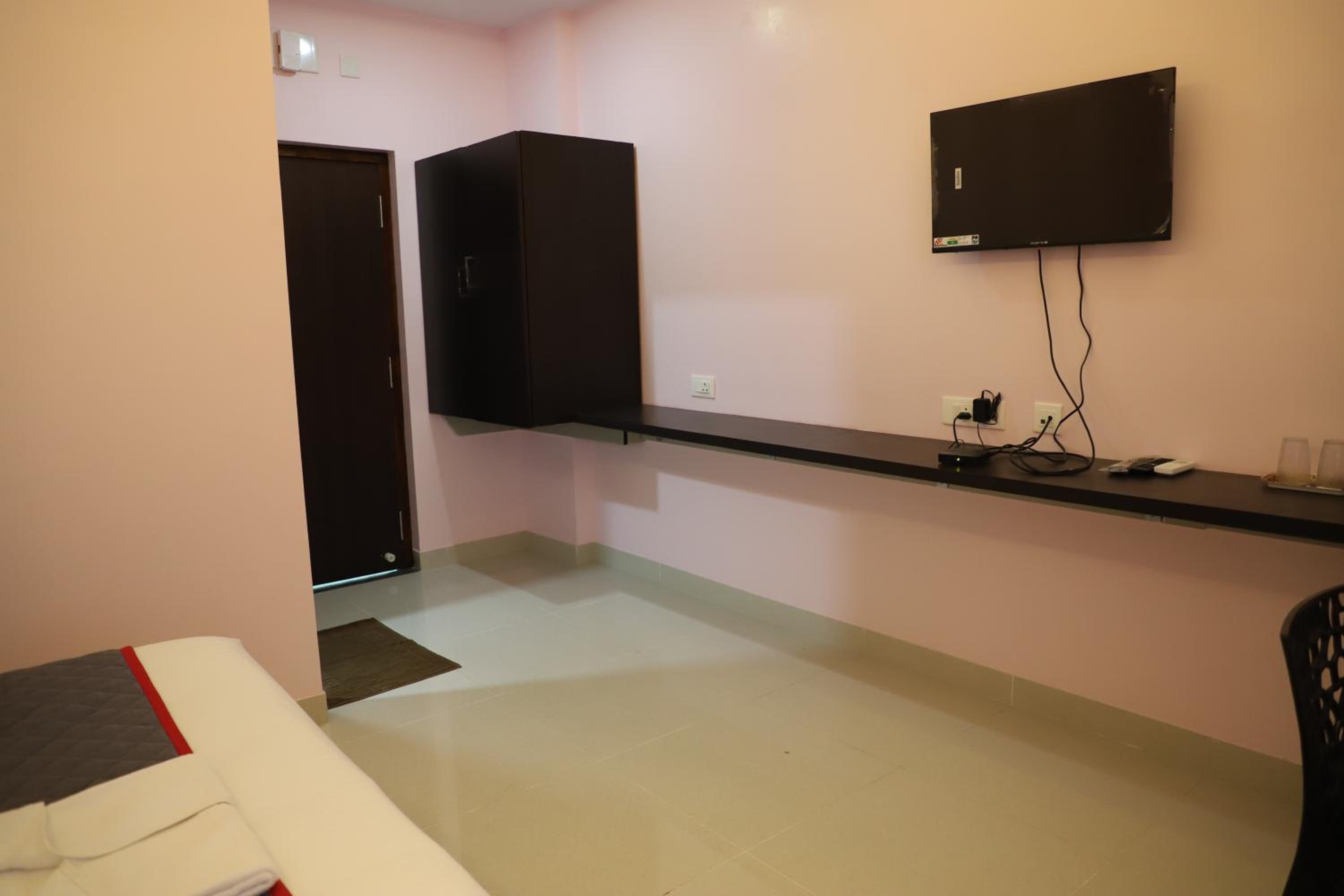 Deluxe King Room - Photo 2