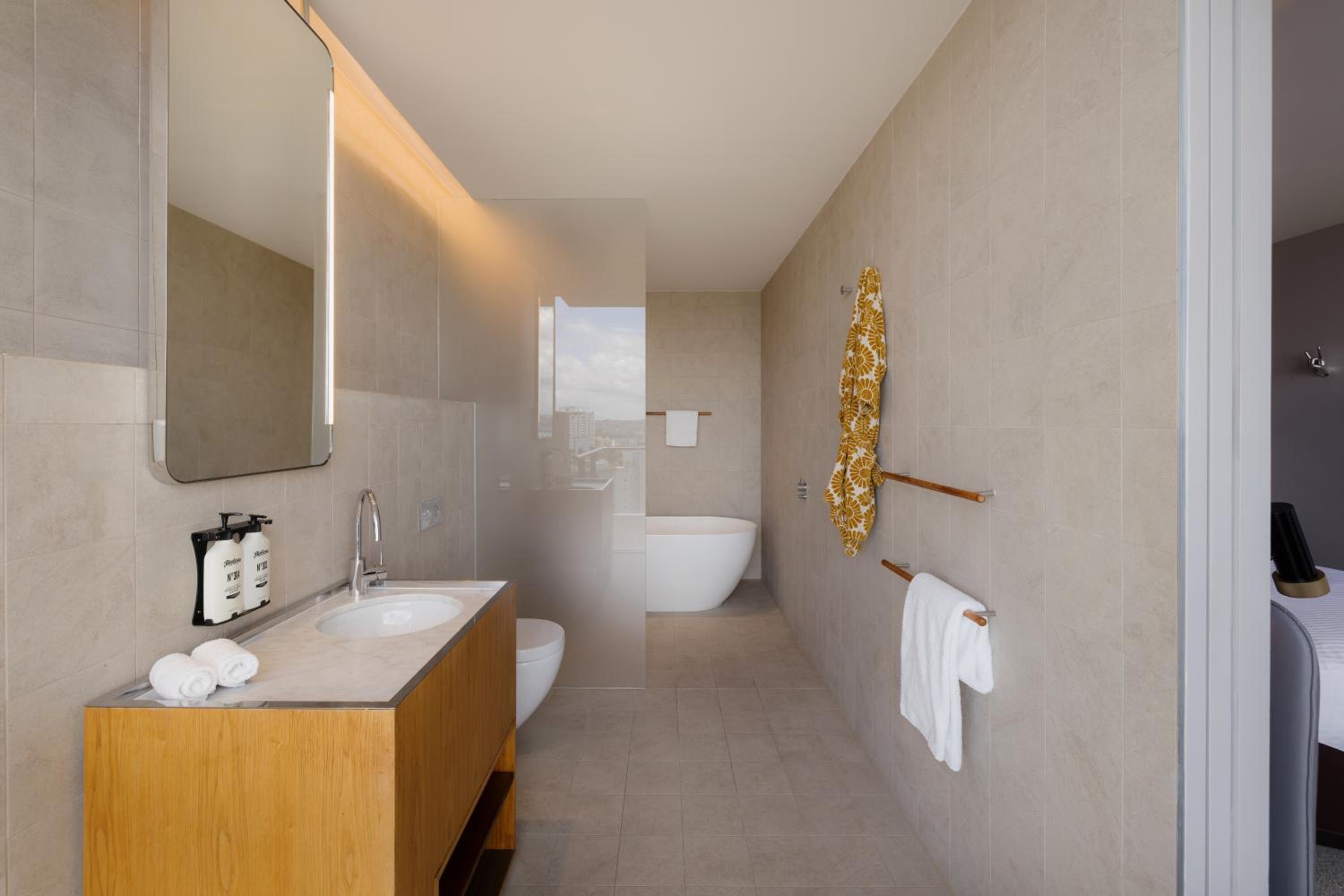 One-Bedroom Suite with Harbor View - High Floor thumbnail 6