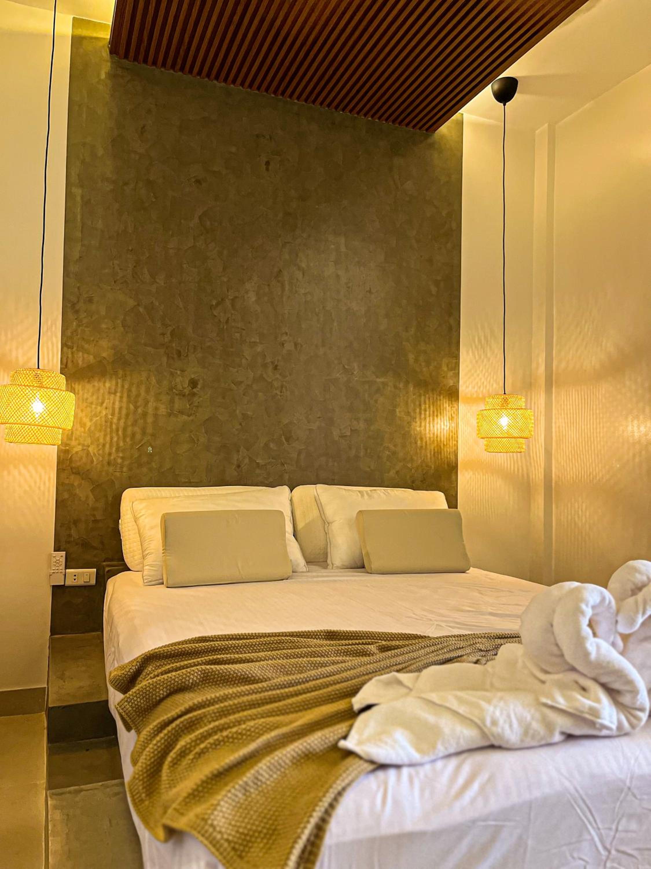 Queen Room photo 2