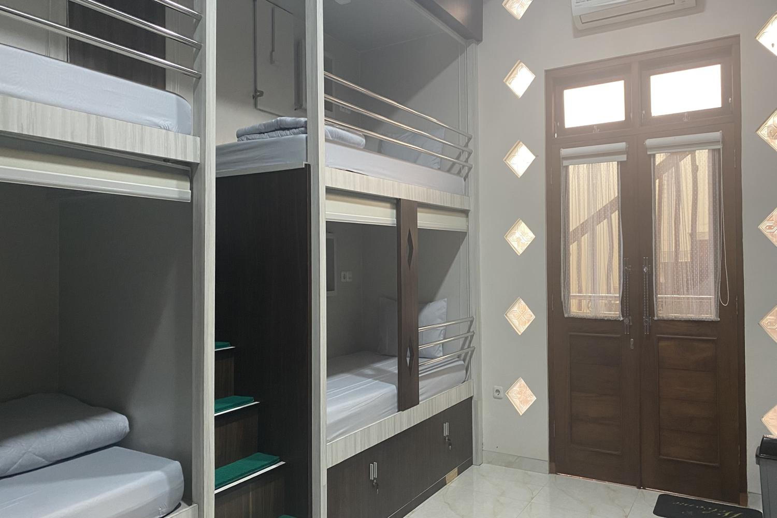 Bed in 8-Bed Mixed Dormitory Room photo 1
