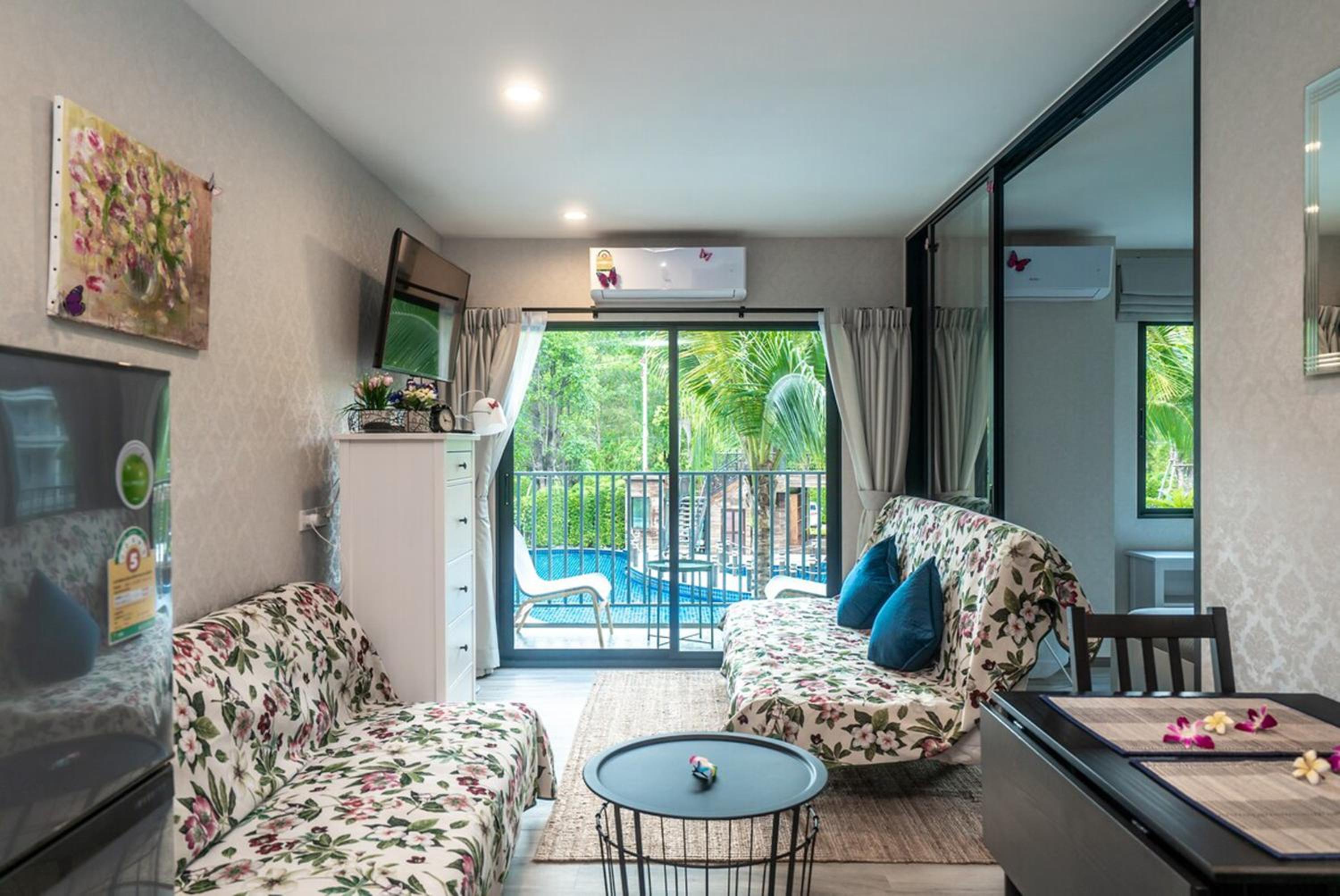 One-Bedroom Apartment with Pool View