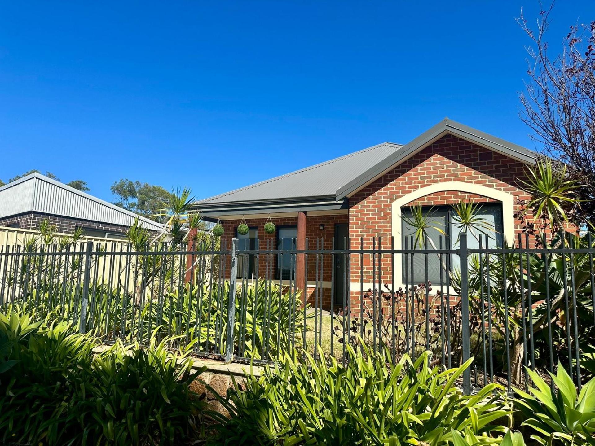 Three-Bedroom House photo 2