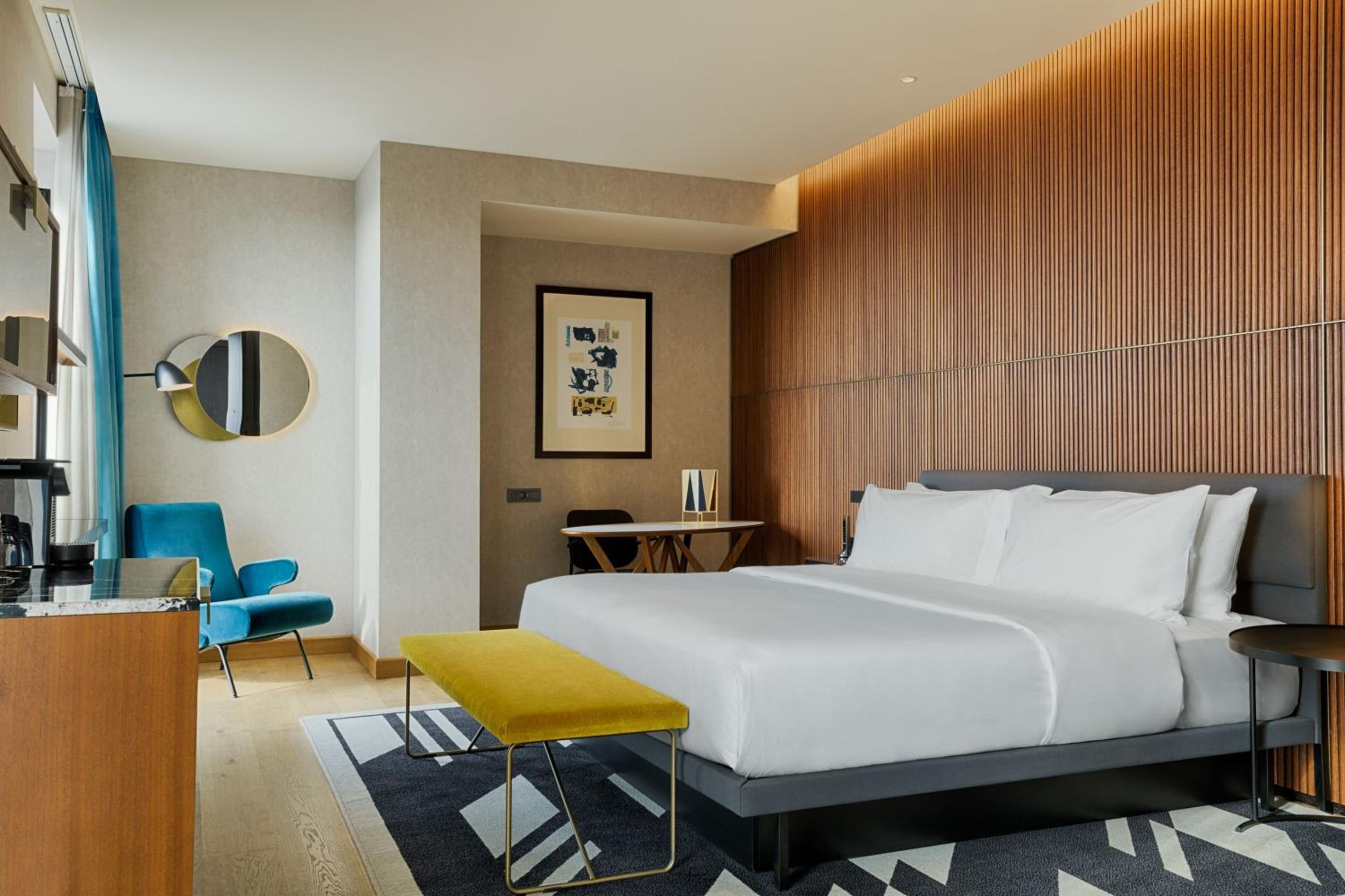 Classic, Guest room, 1 King, City view - Photo 1