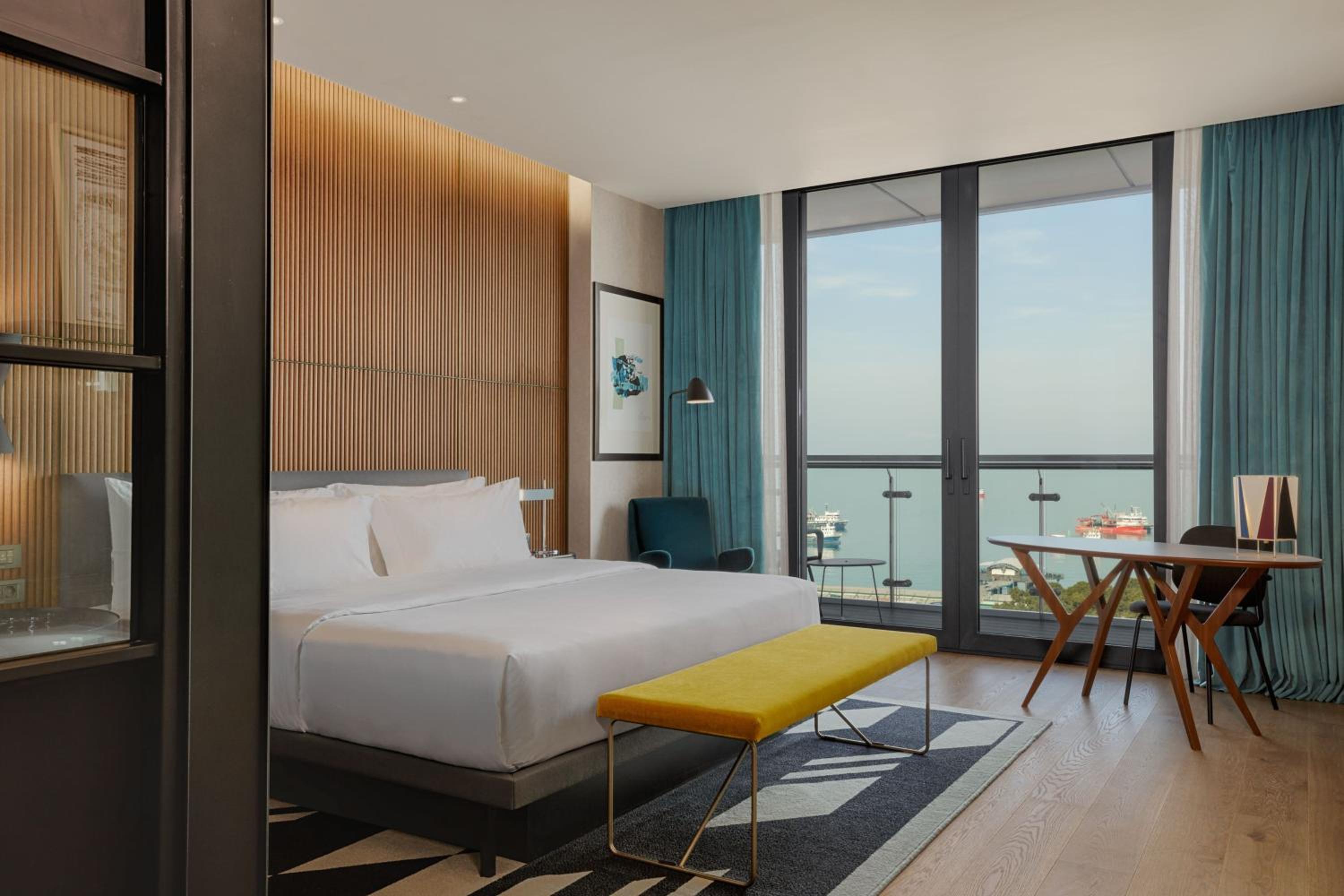 Superior, Guest room, 1 King, Sea view, Balcony - Photo 1
