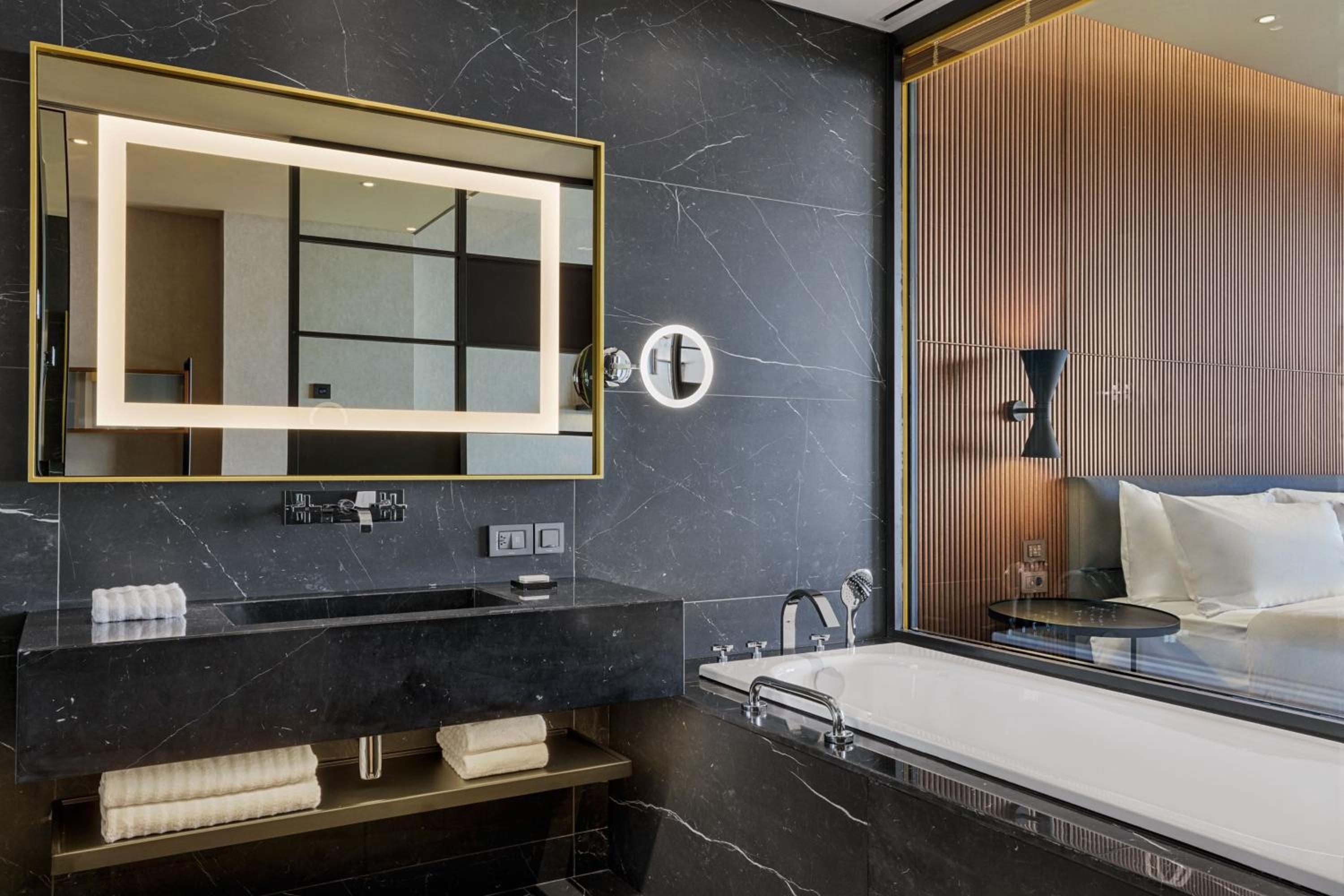 Classic, Guest room, 1 King, City view - Photo 3