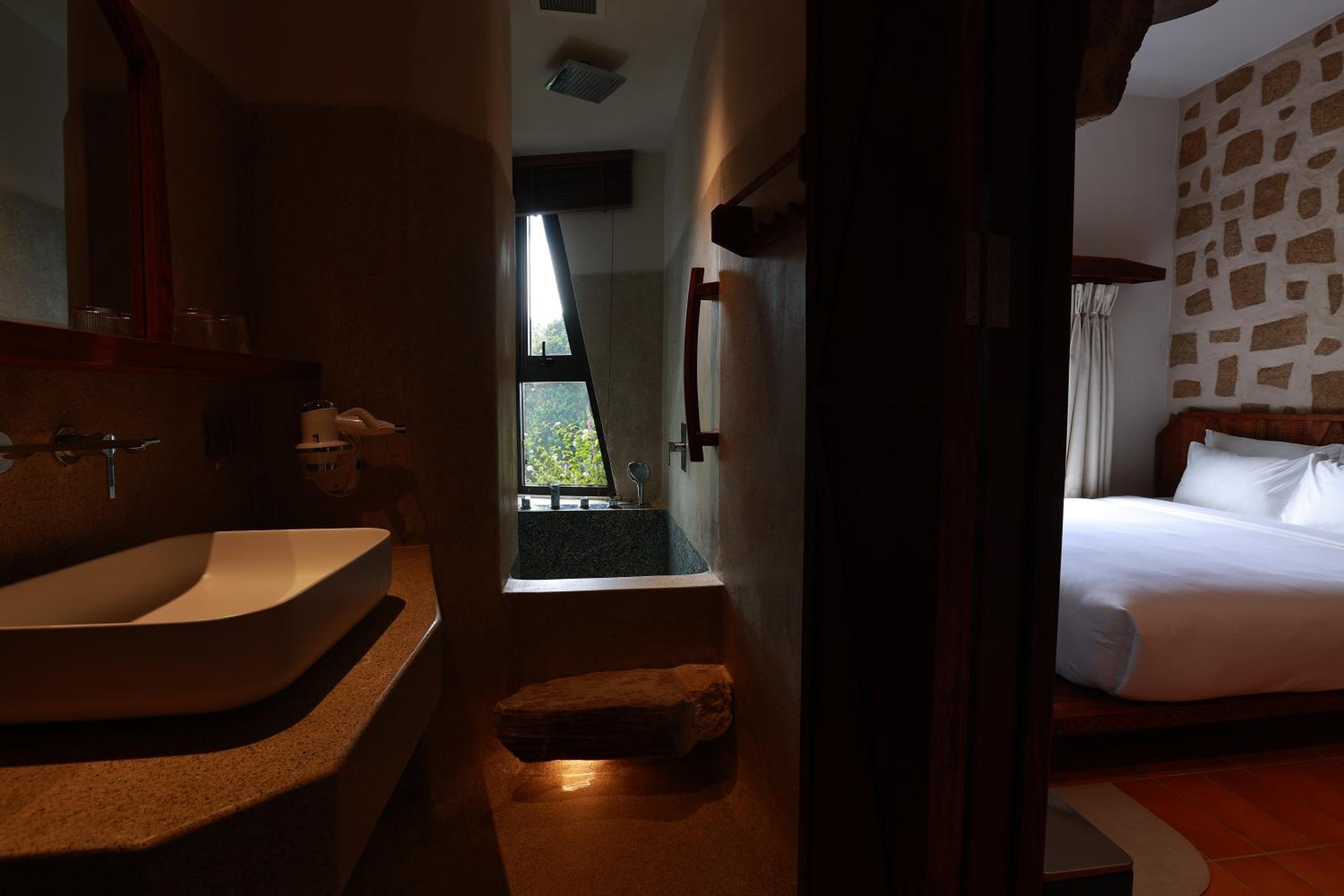 Deluxe Double Room - Photo 10