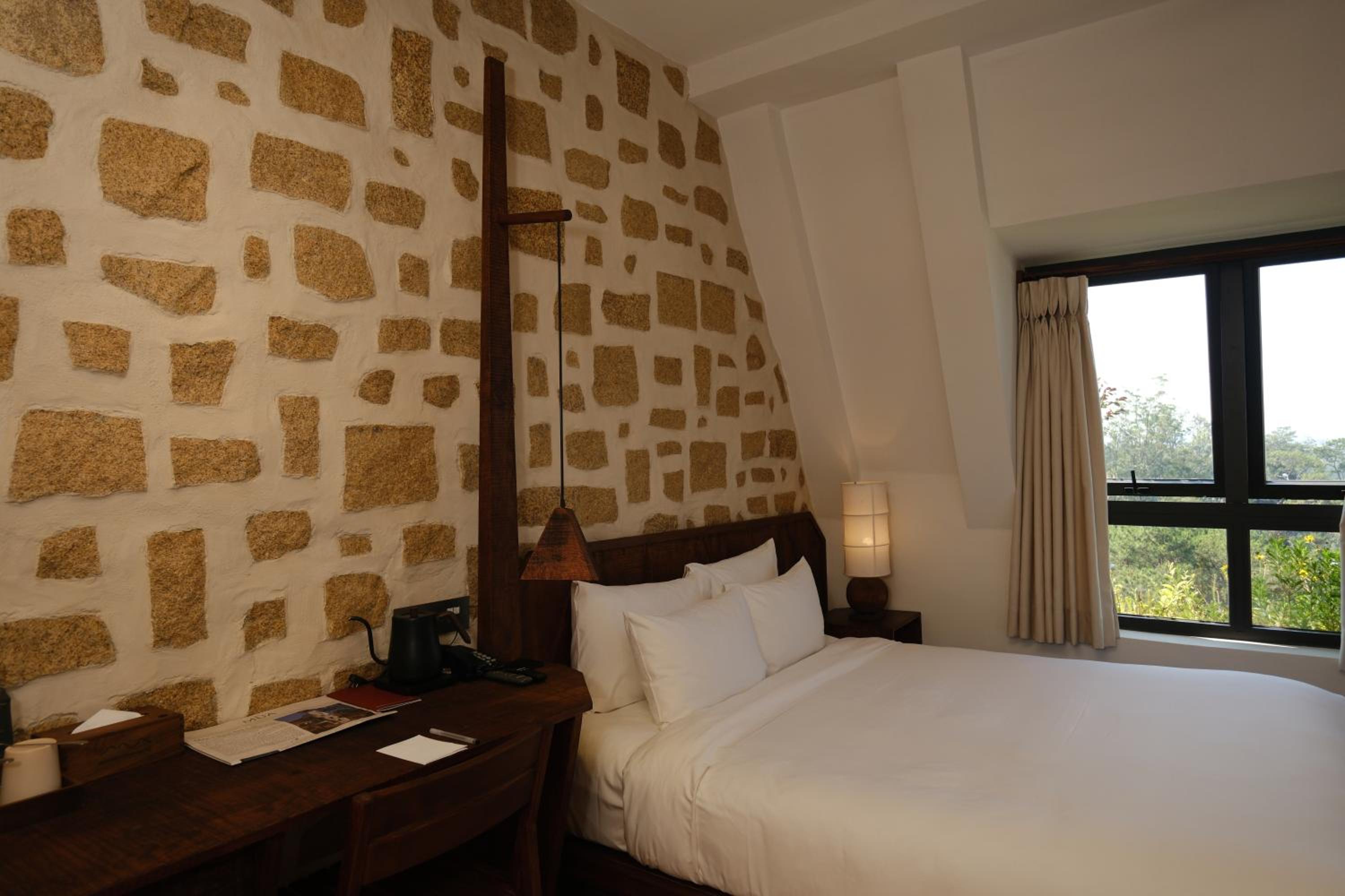 Deluxe Double Room - Photo 11