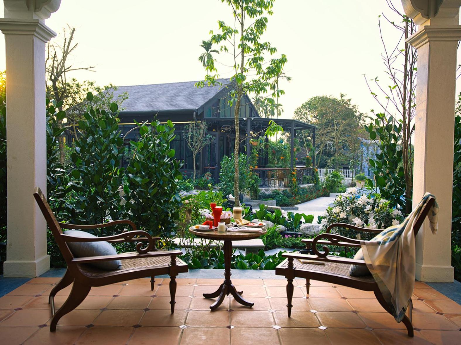 Queen Suite with Pool View photo 2