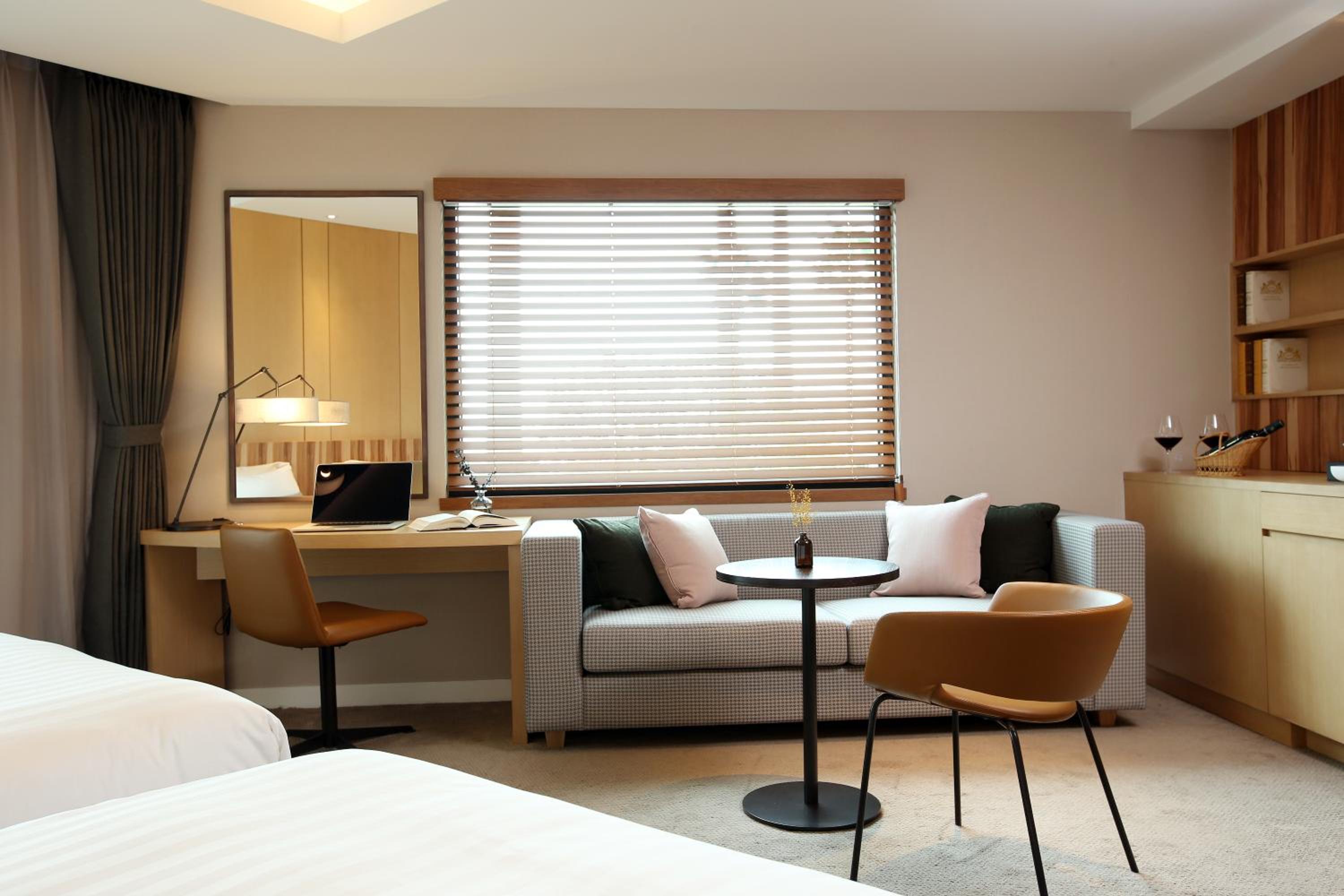 Corner Deluxe Room - Photo 3