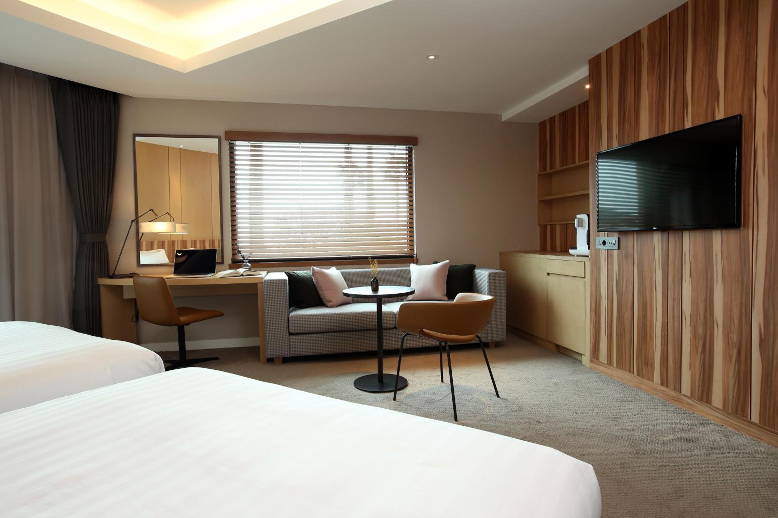 Corner Deluxe Room - Photo 4