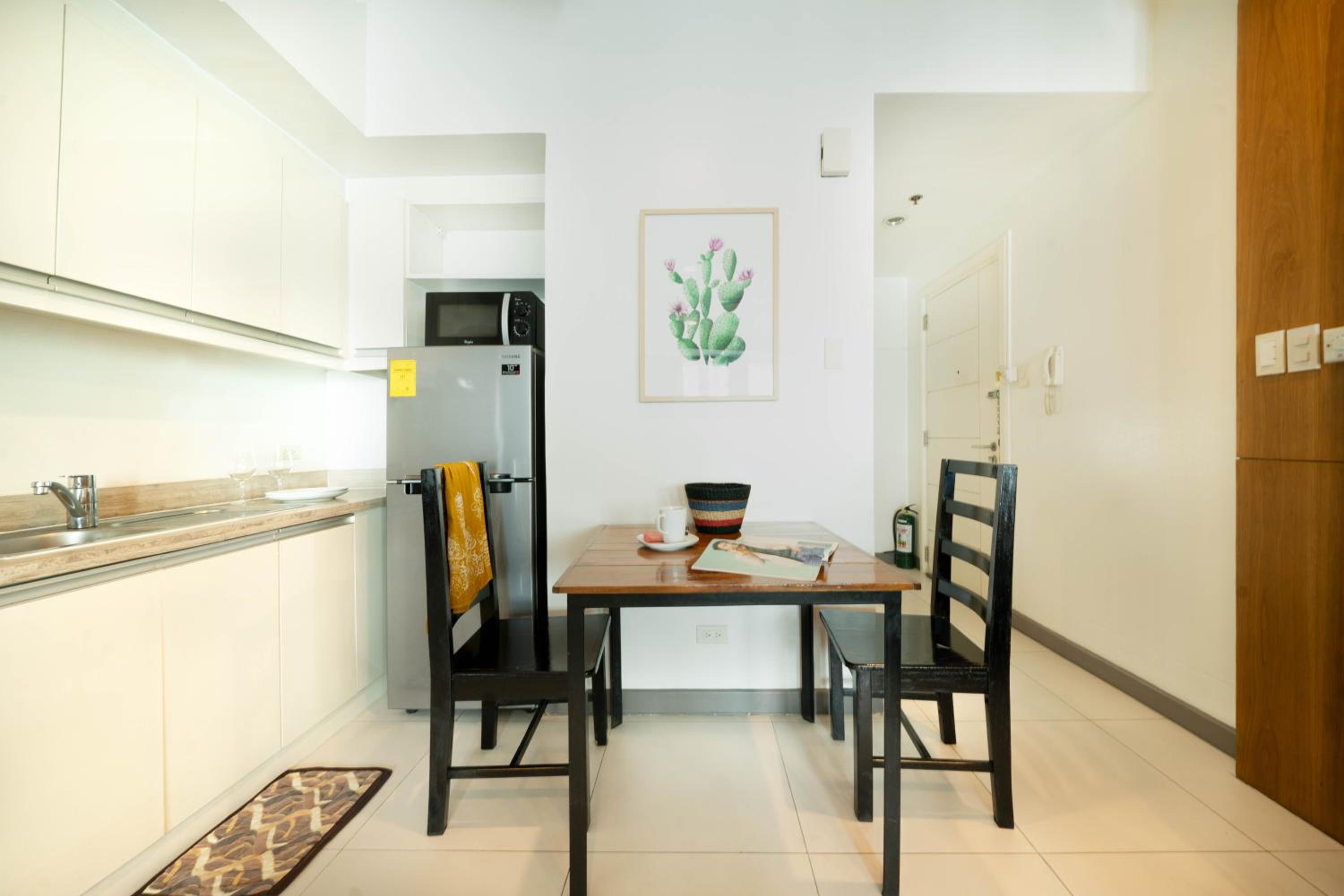 Apartment with Balcony - Photo 8