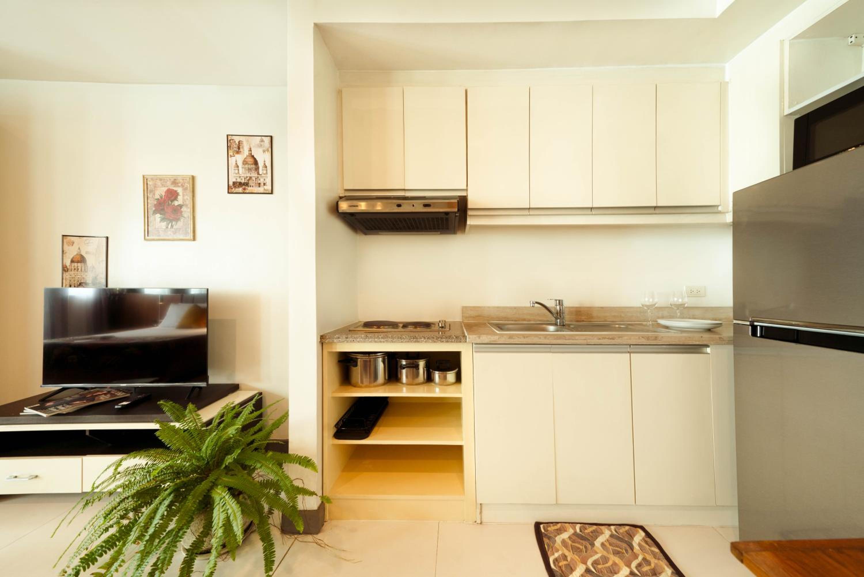 Apartment with Balcony - Photo 6