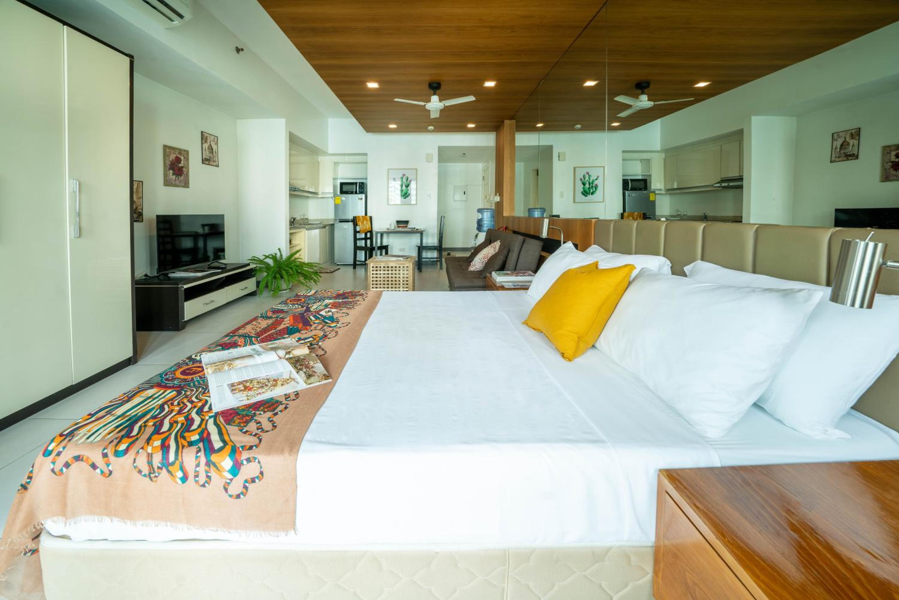 Apartment with Balcony - Photo 4