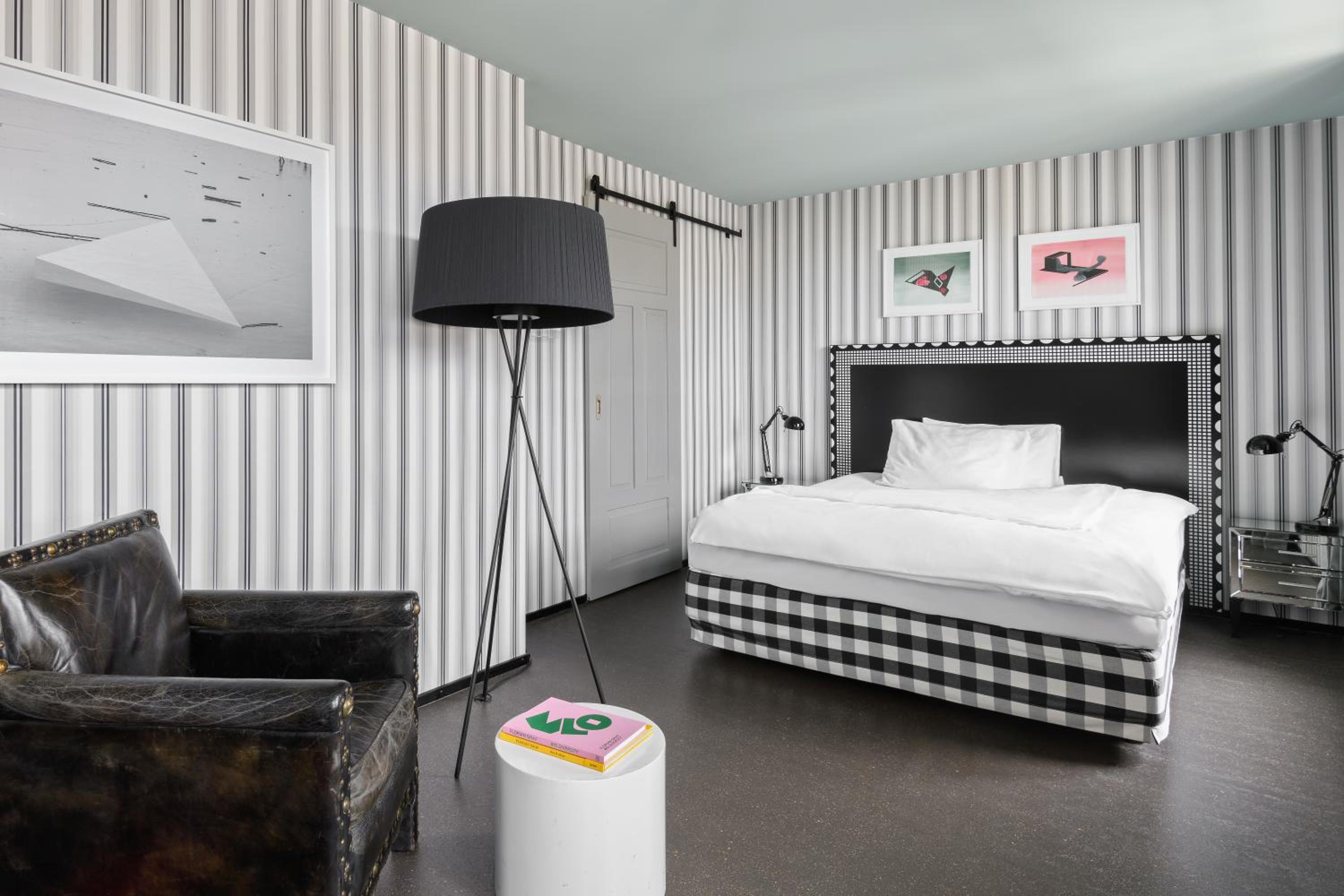 Large Double Room - Photo 9
