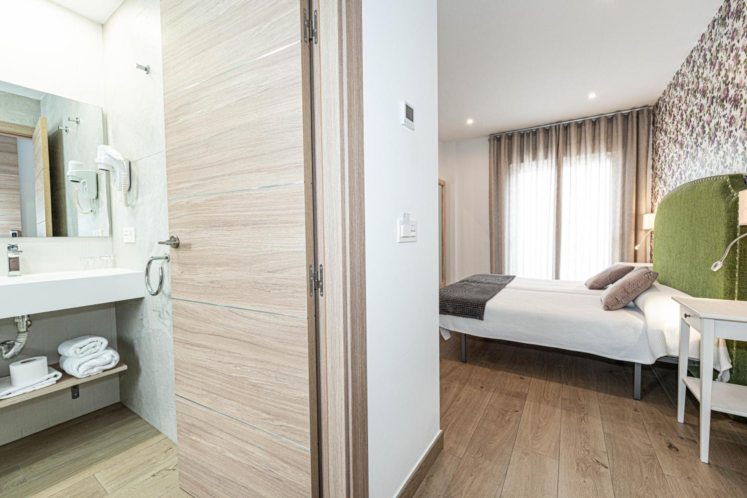 Double Room with Balcony - Photo 4