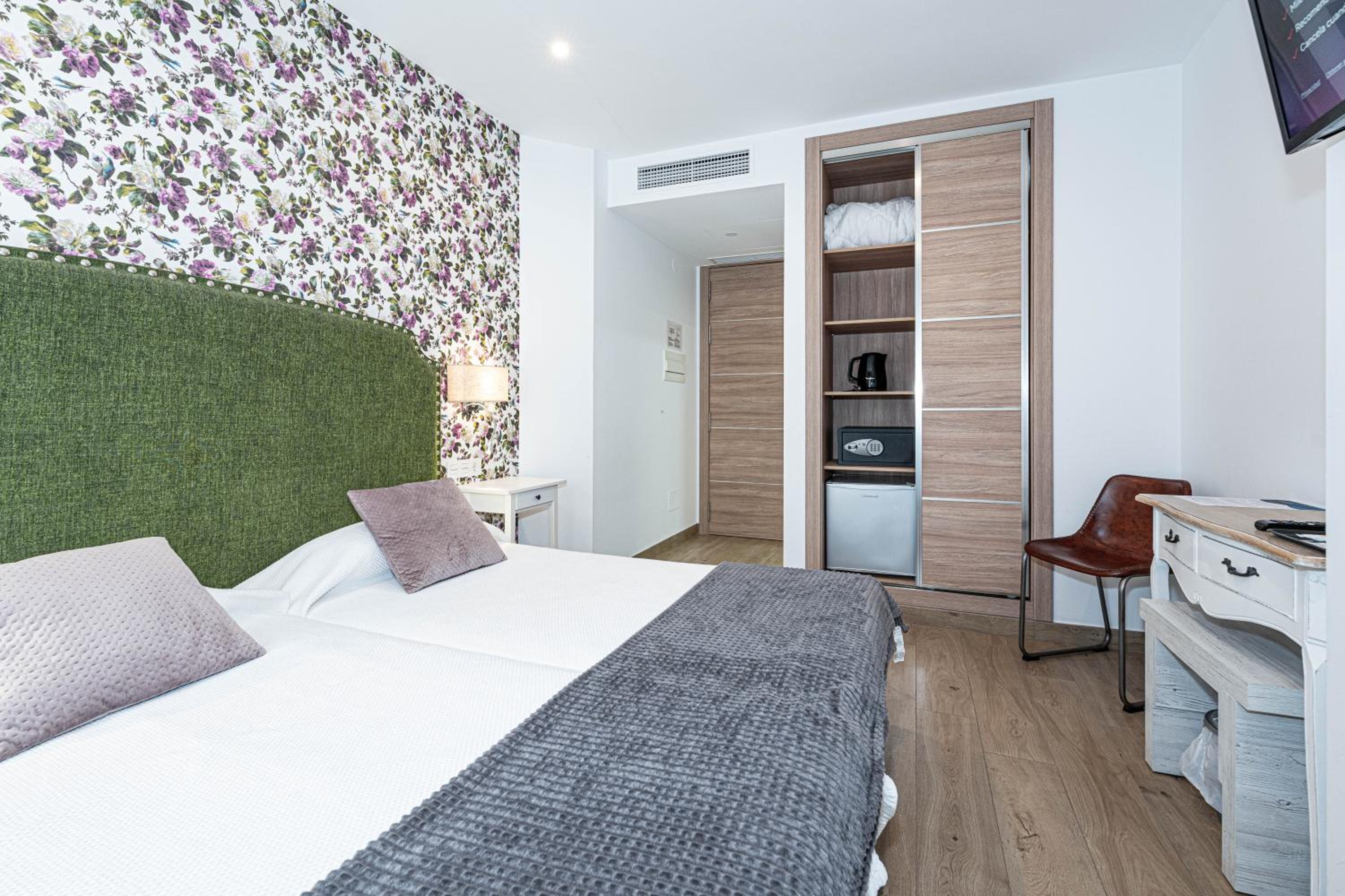 Double Room with Balcony - Photo 1