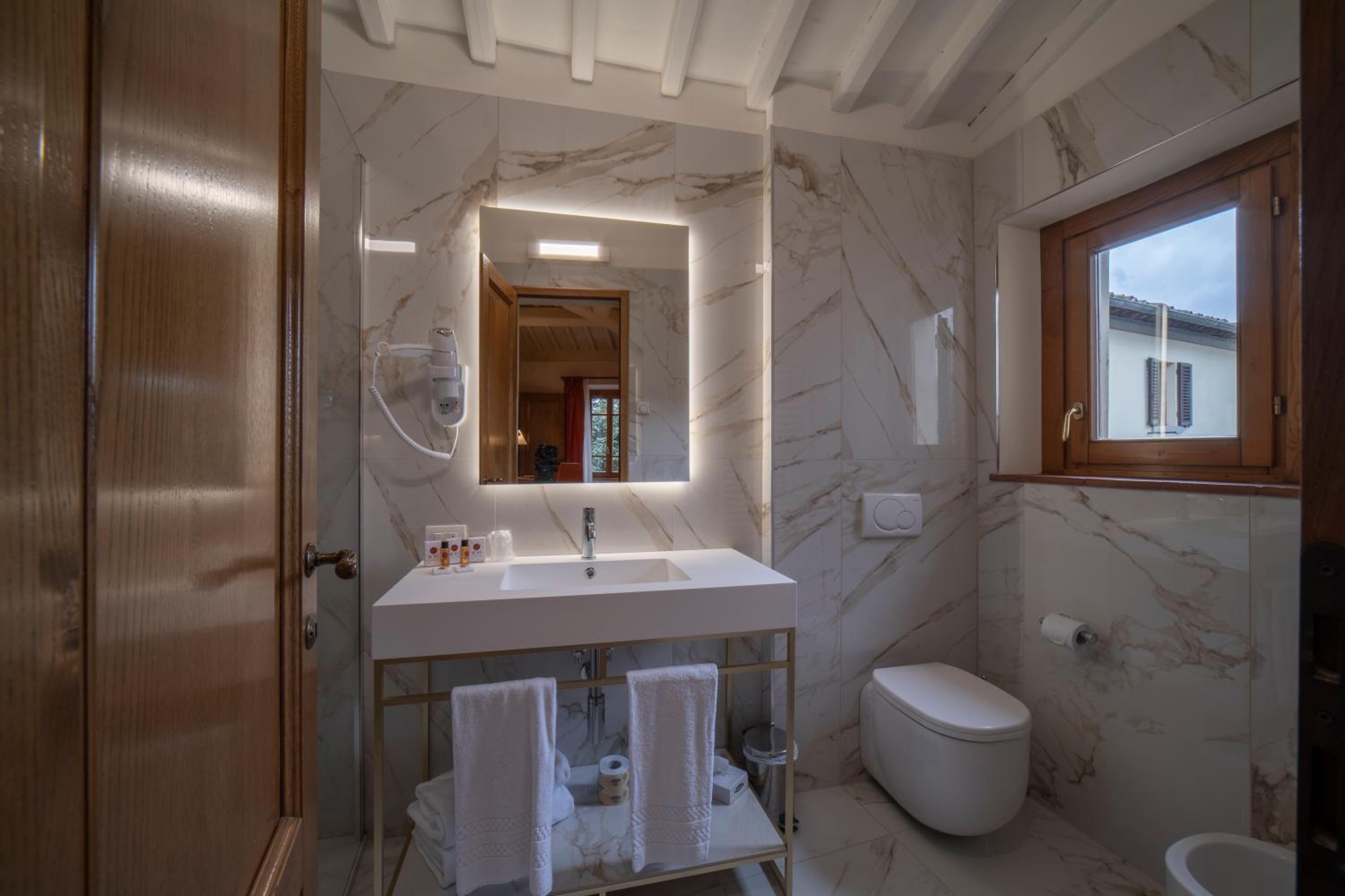 Suite - Photo 8