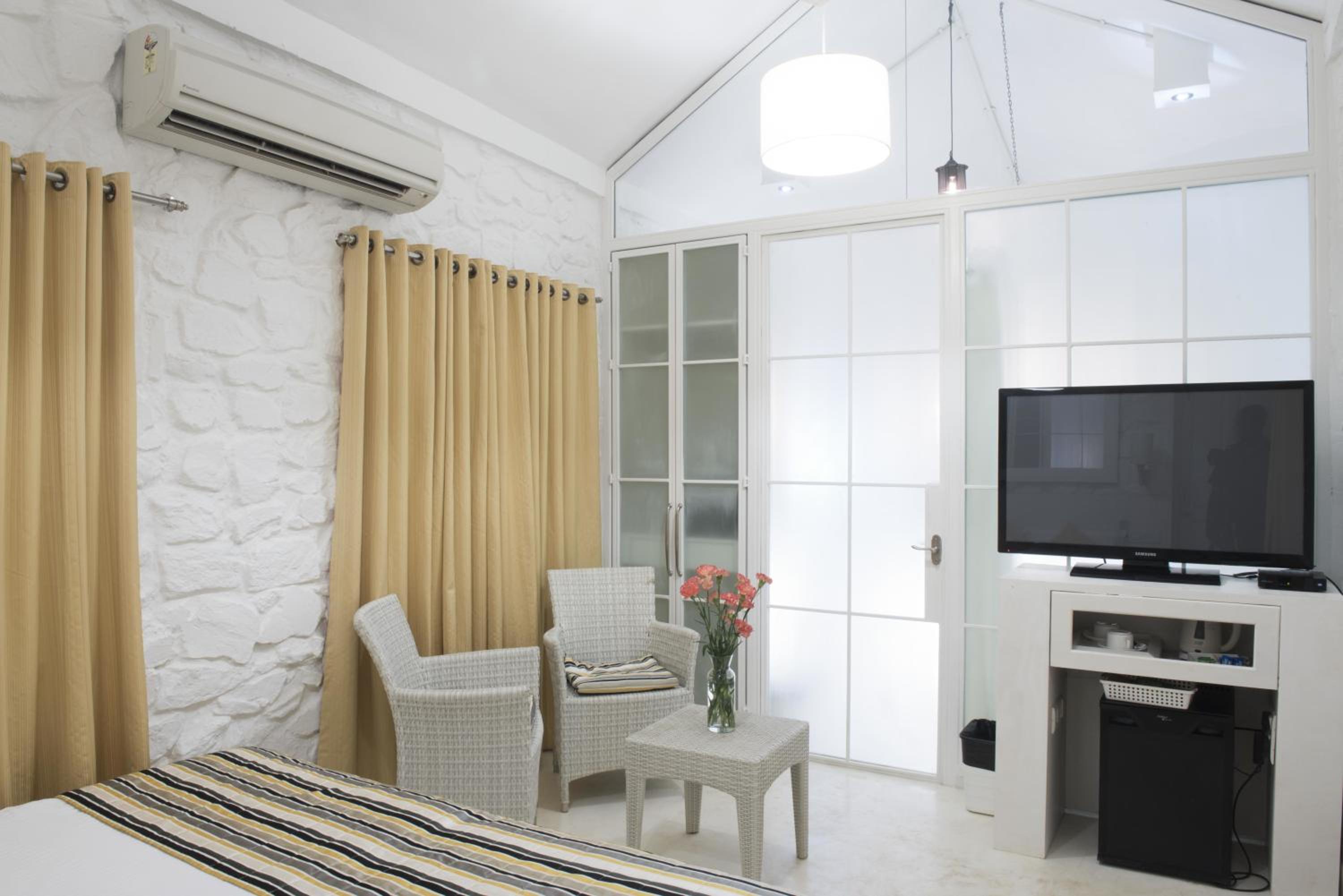 Deluxe Room with Pool View - Photo 6