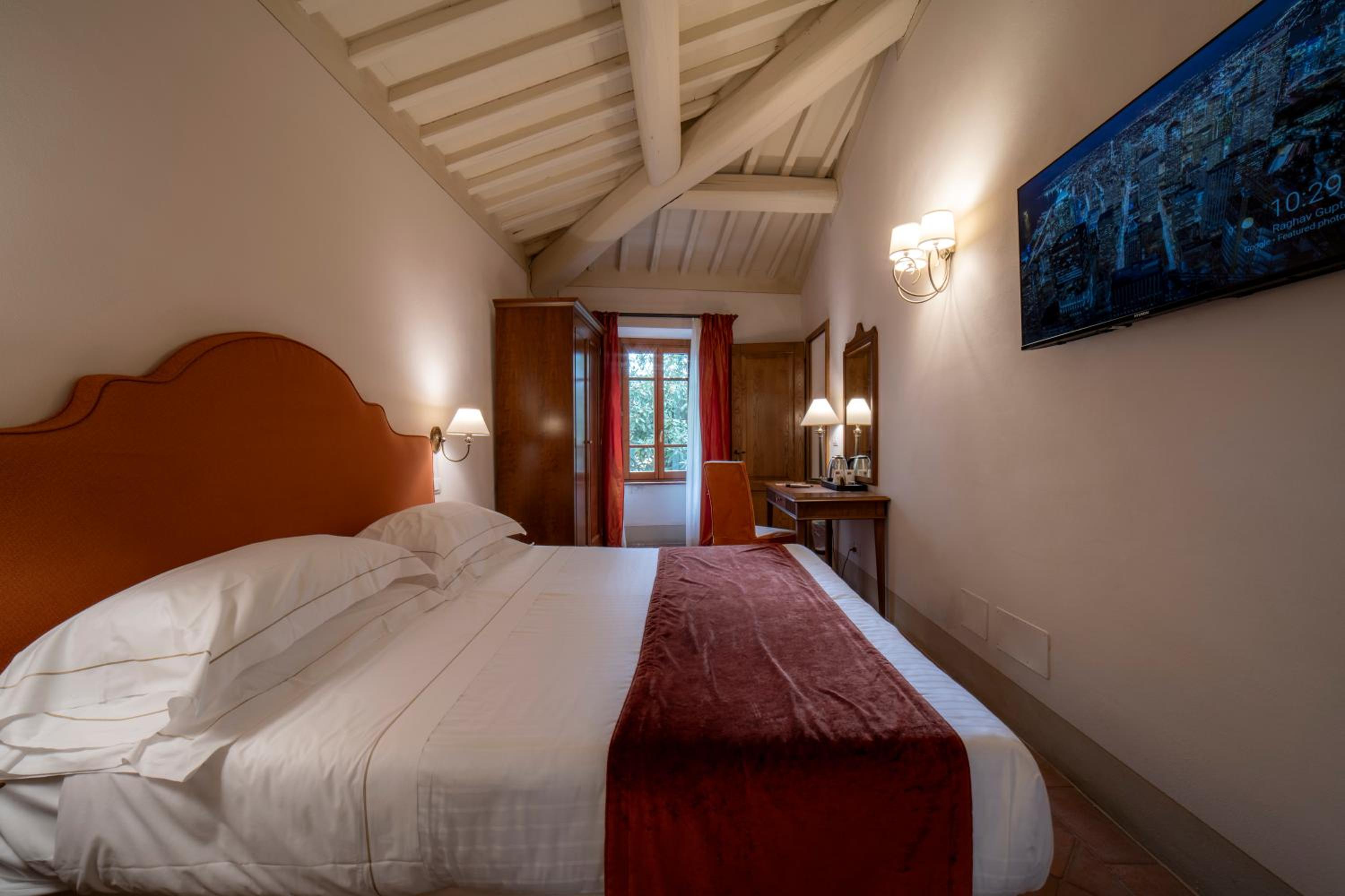 Suite - Photo 1