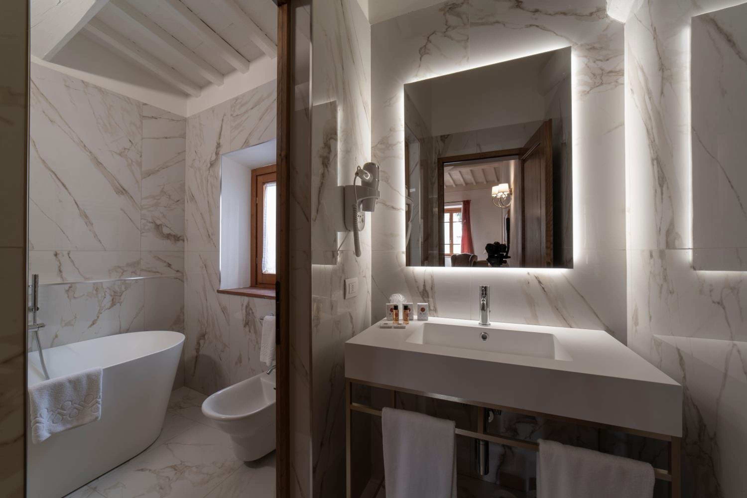Suite - Photo 3