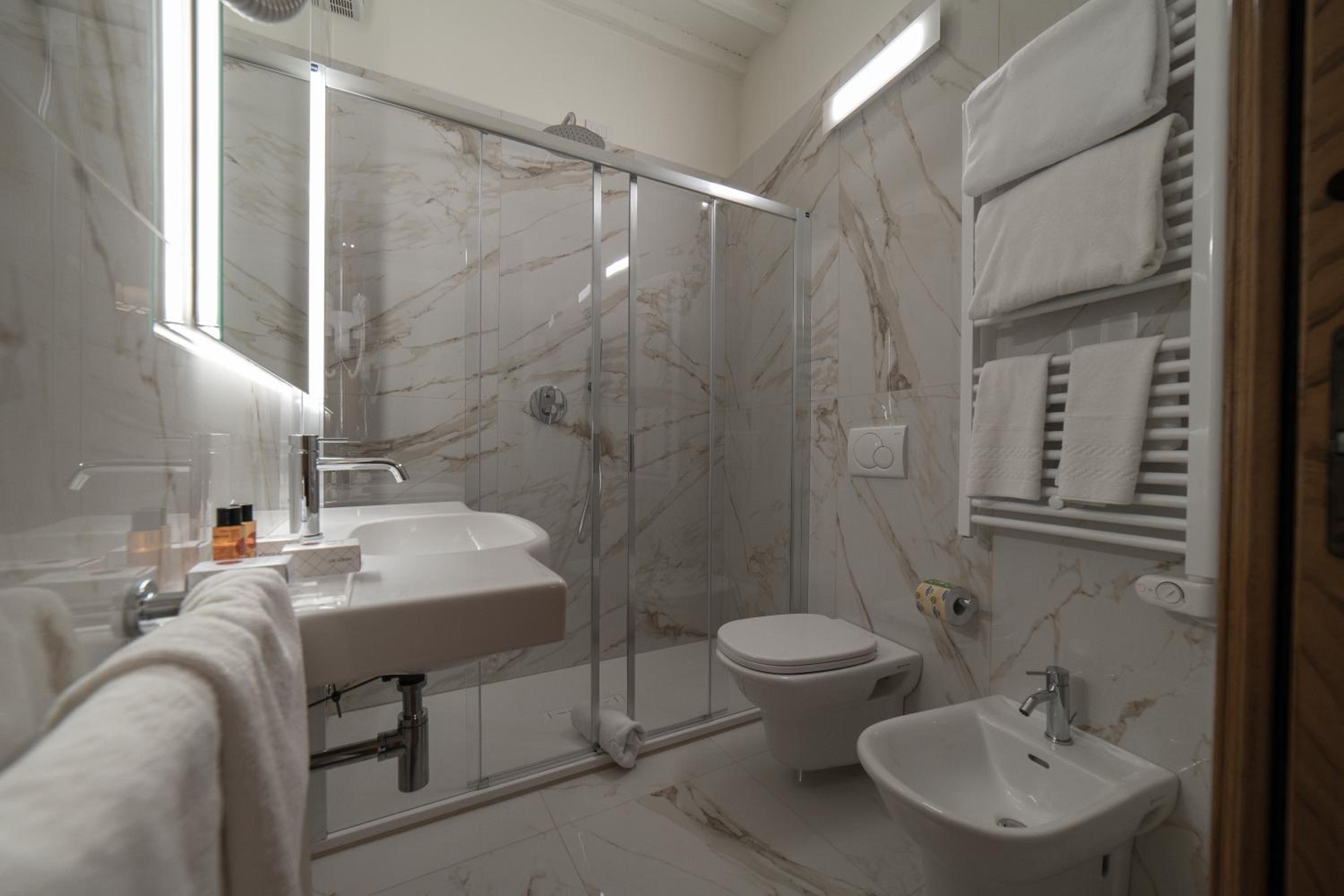 Small Classic Double or Twin Room - Photo 7