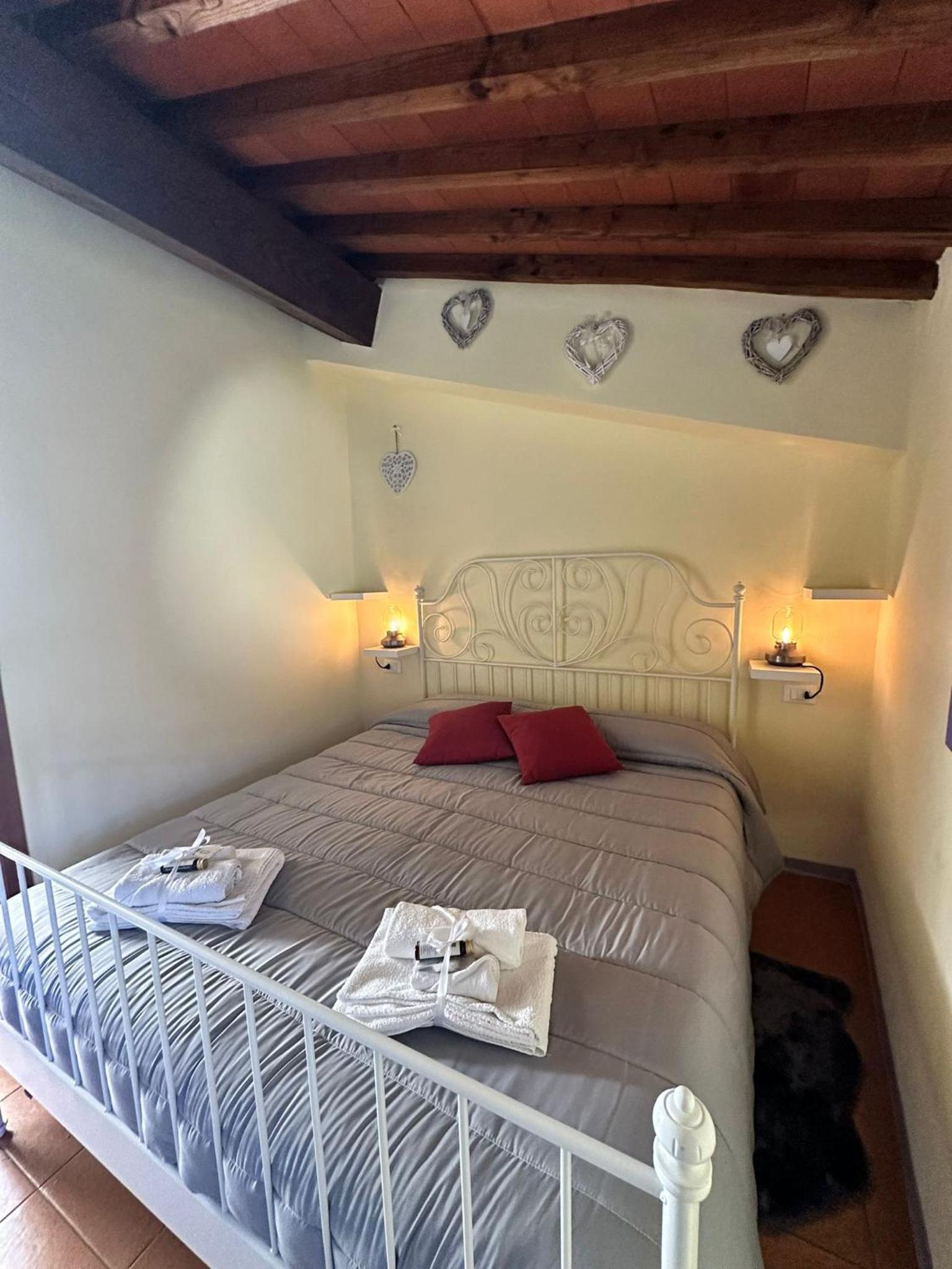 Queen Room with Shared Bathroom photo 1