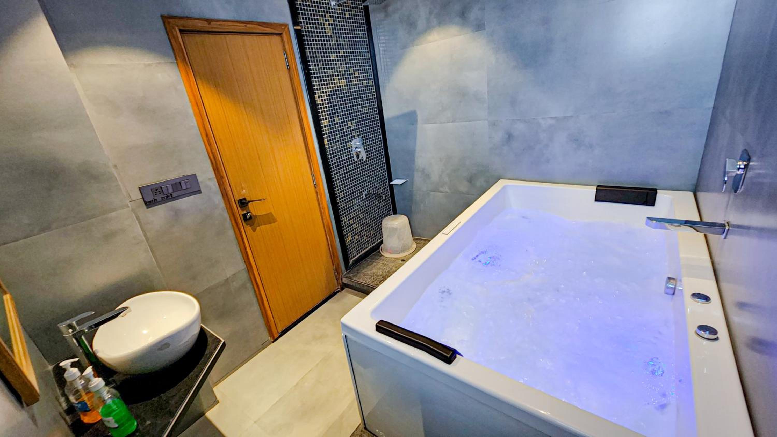 Suite with Spa Bath - Photo 8