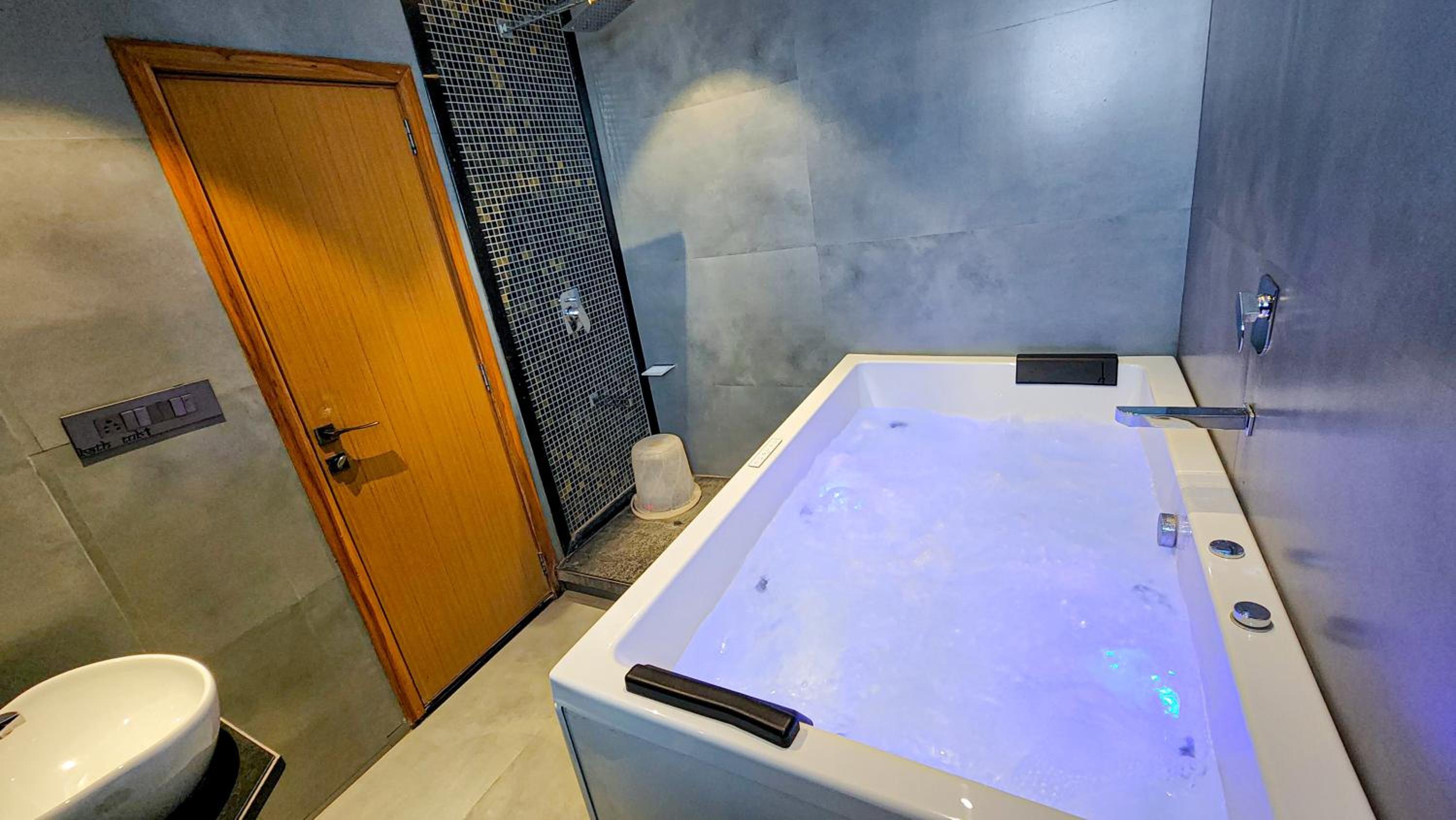 Suite with Spa Bath - Photo 9