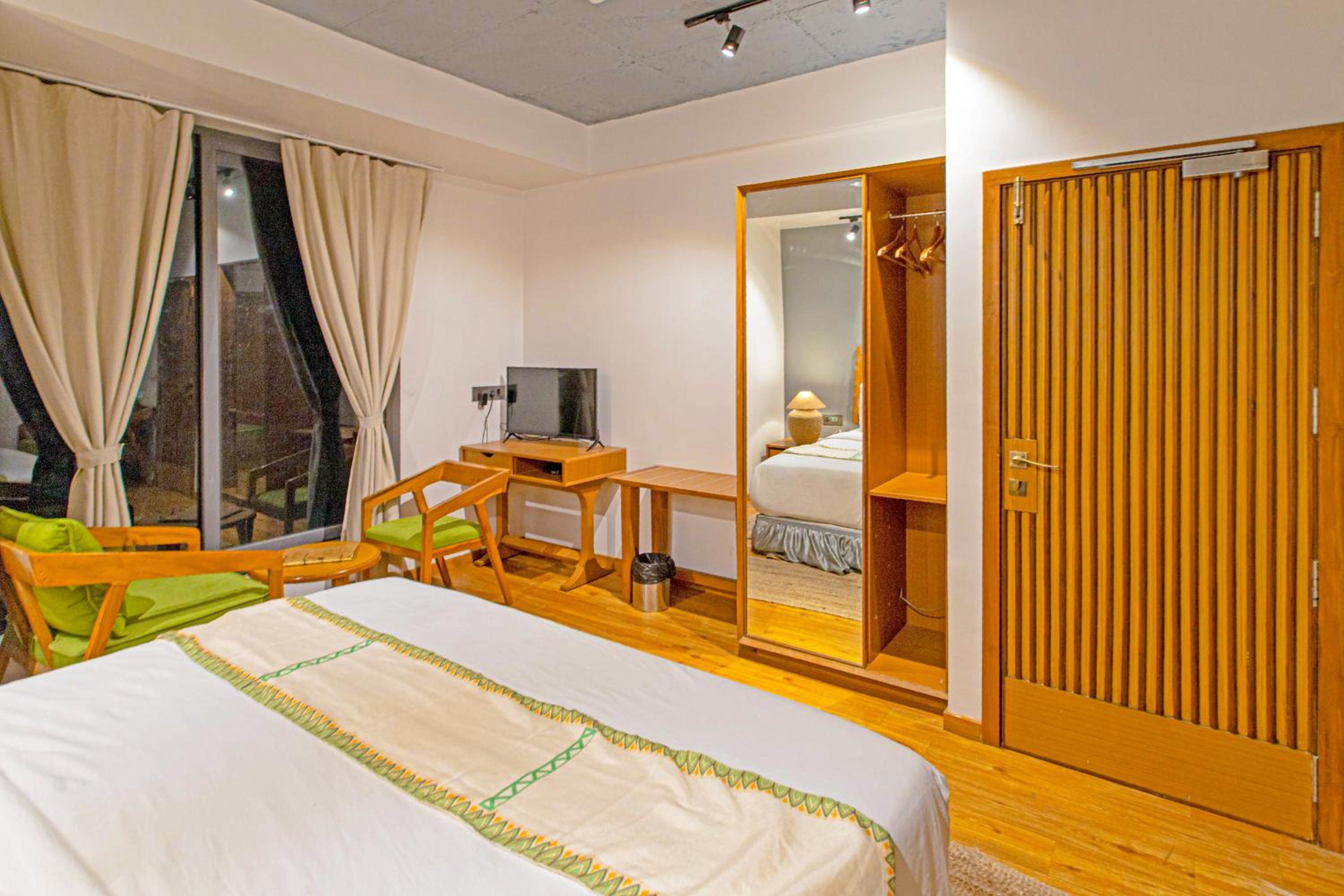 Suite with Spa Bath - Photo 3
