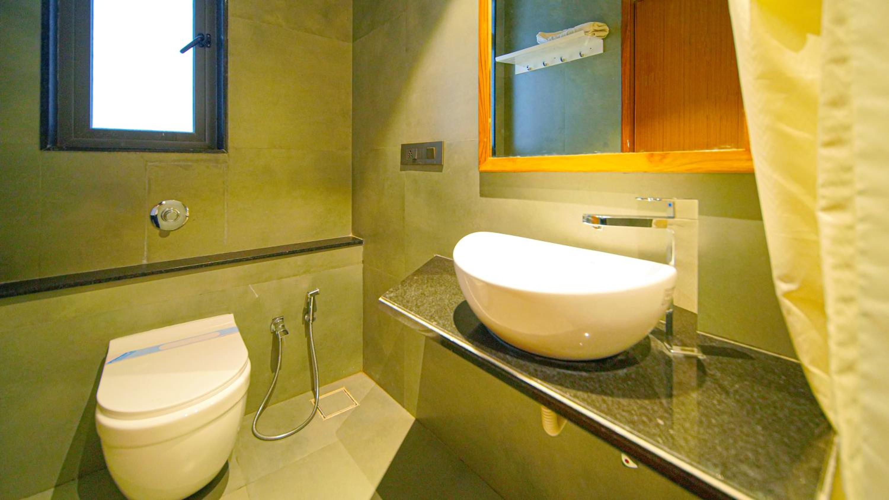 Suite - Photo 15