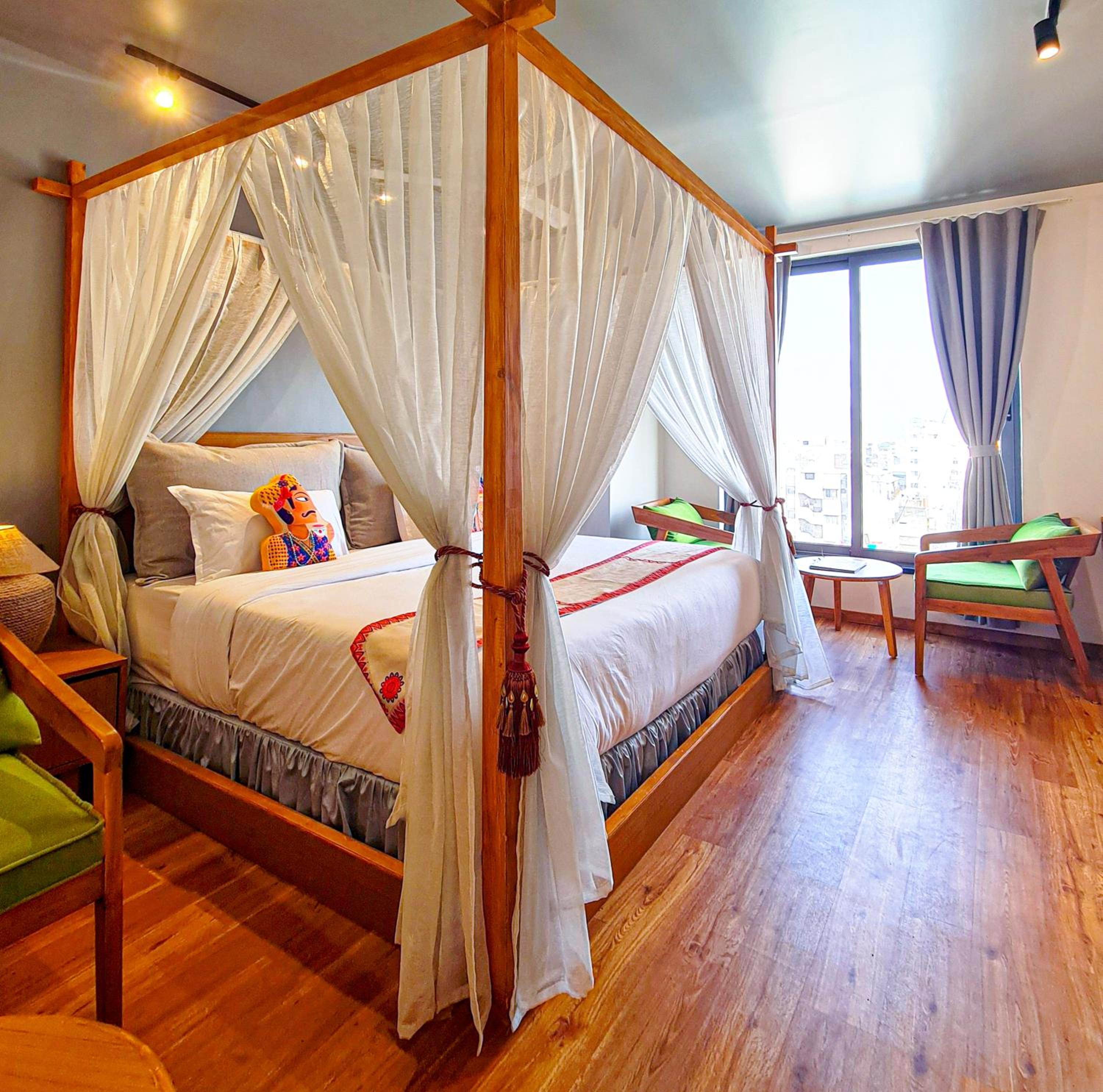 Suite - Photo 1