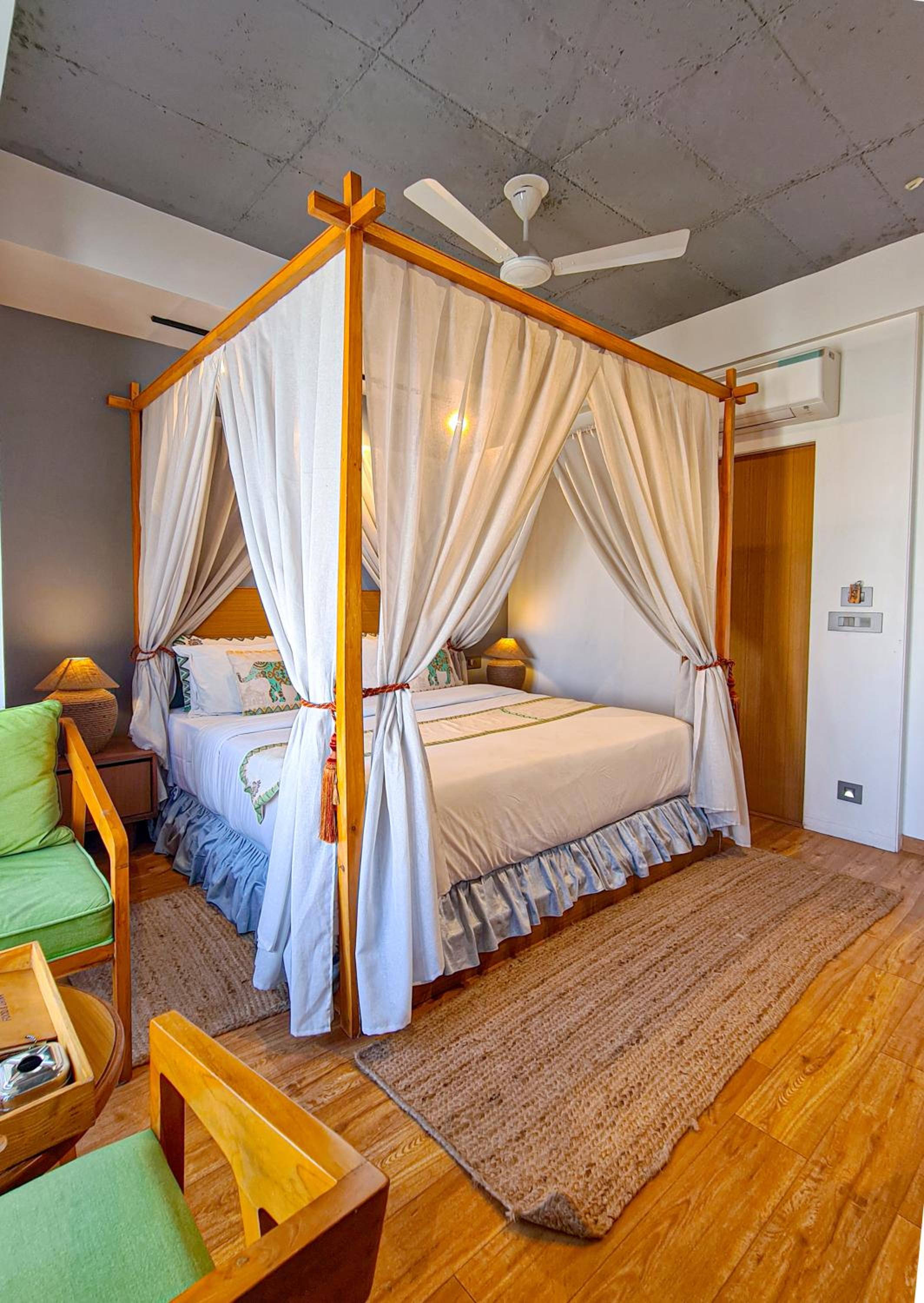 Suite - Photo 13