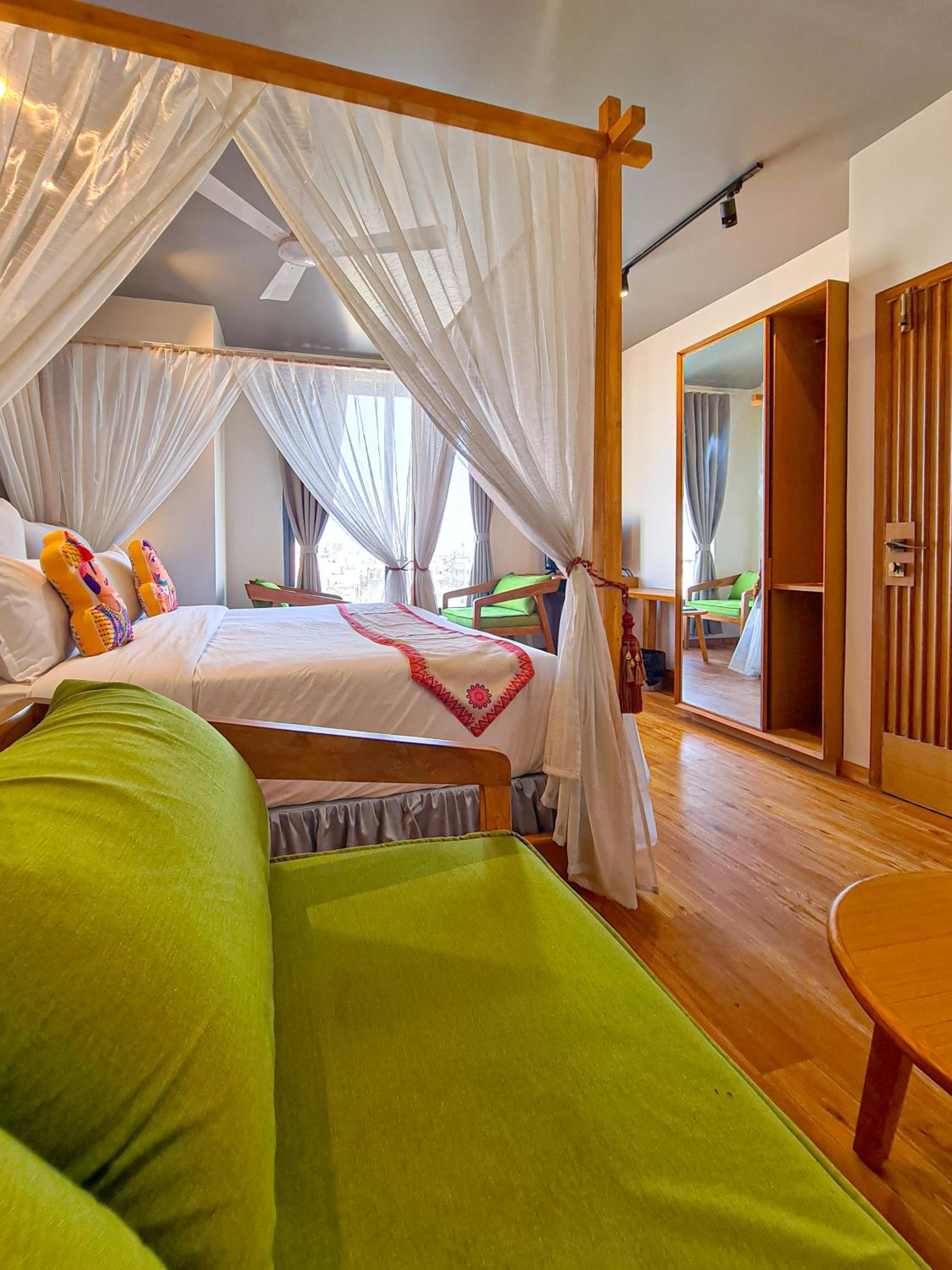 Suite - Photo 20